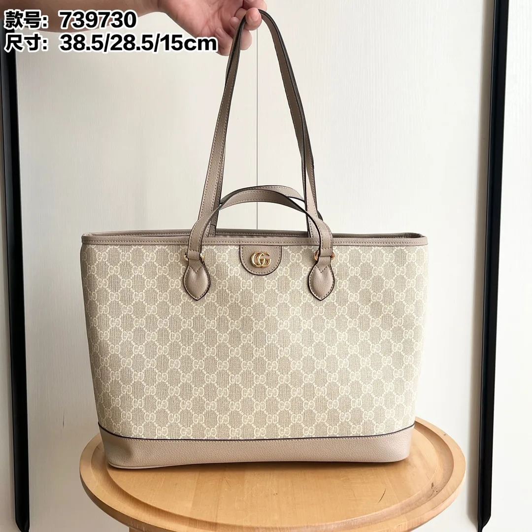 Actual shot #💰300 Model: 739730 Size: 38.5x28.5x15cm The GG Ophidia series is still one of Gucci’s iconic handbags. The brand launches new styles every season, creating versatile accessories that suit every look. Two handles give this tote a multi-functional character, allowing it to be worn as a shoulder bag or as a handbag. As a classic design element, the Double G has been deeply embedded in the brand's design. On this handbag, it is presented in a dazzling manner, contrasting with the GG Supreme canvas and brown leather piping.