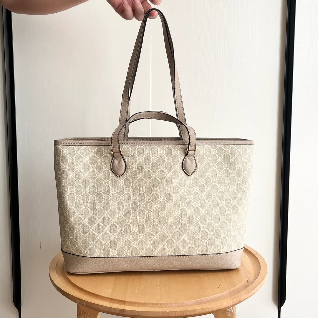 Actual shot #💰300 Model: 739730 Size: 38.5x28.5x15cm The GG Ophidia series is still one of Gucci’s iconic handbags. The brand launches new styles every season, creating versatile accessories that suit every look. Two handles give this tote a multi-functional character, allowing it to be worn as a shoulder bag or as a handbag. As a classic design element, the Double G has been deeply embedded in the brand's design. On this handbag, it is presented in a dazzling manner, contrasting with the GG Supreme canvas and brown leather piping.