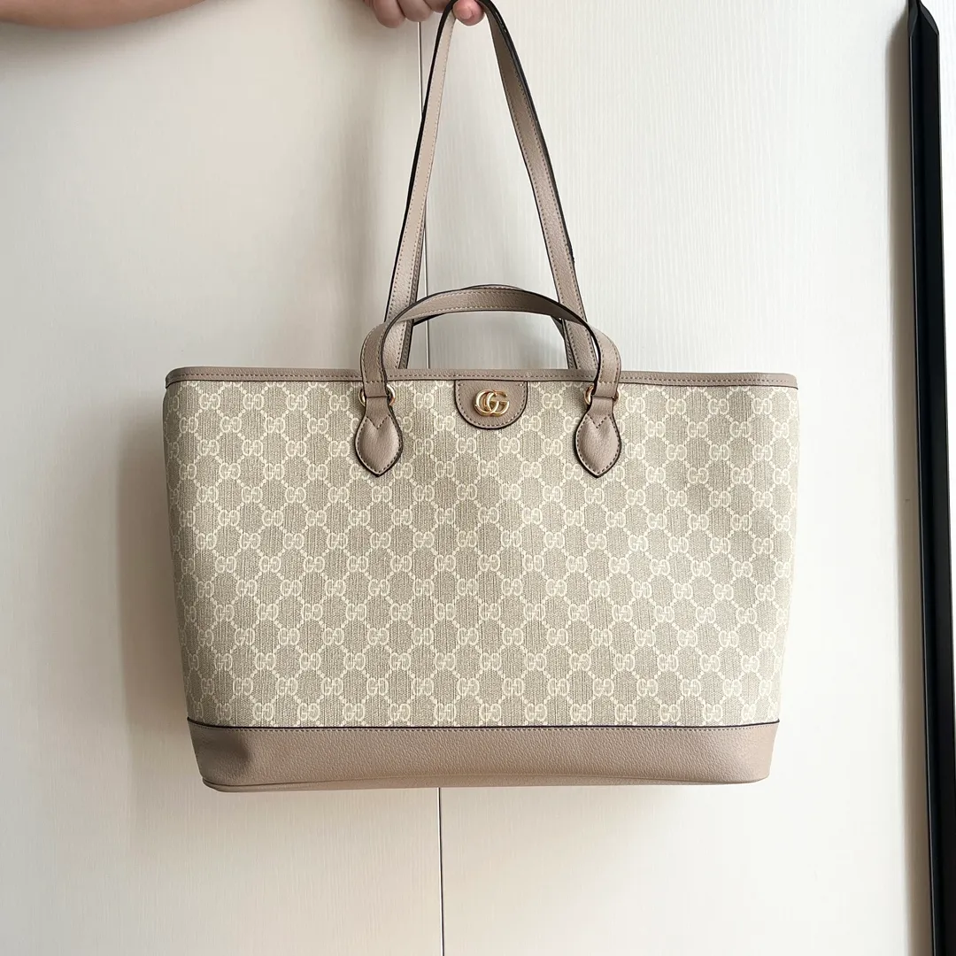 Actual shot #💰300 Model: 739730 Size: 38.5x28.5x15cm The GG Ophidia series is still one of Gucci’s iconic handbags. The brand launches new styles every season, creating versatile accessories that suit every look. Two handles give this tote a multi-functional character, allowing it to be worn as a shoulder bag or as a handbag. As a classic design element, the Double G has been deeply embedded in the brand's design. On this handbag, it is presented in a dazzling manner, contrasting with the GG Supreme canvas and brown leather piping.