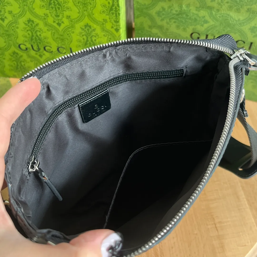 Actual shot #💰240 Style number: 471454 small size: 21*22*4cm Gucci GG Ophidia printing series men's crossbody bag, full of space, suitable for daily business travel, contains an inner pocket for mobile phones and an inner pocket with zipper, this bag is very convenient and practical for daily work and study! It is one of the must-have items for men who like to be a little more low-key.