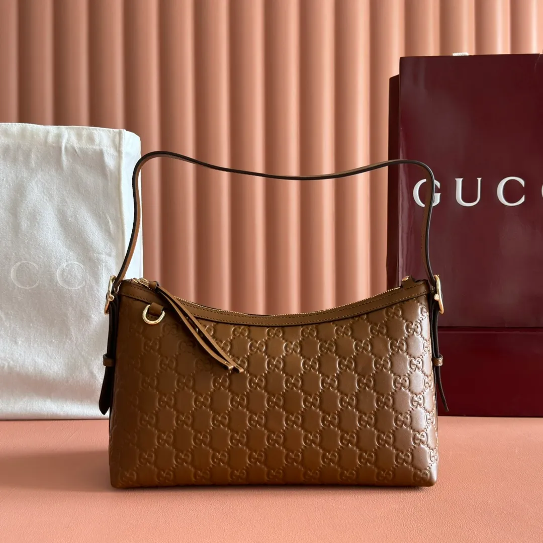 p1140. 💋💋💋"With full set of original counter packaging" [New Product] 2025 Autumn and Winter Series, the GG Emblem series reinterprets the brand's timeless elegance and exquisite craftsmanship. This shoulder bag is crafted from GG embossed leather, showing off its exquisite texture. Gucci Rosso Ancora GG printed embossed leather Light gold tone accessories Gucci Rosso Ancora cotton lining The bag pictured is sold separately and does not come with the bag charm. Interior: Zippered pocket Adjustable leather shoulder strap: Height: 16 cm - 26 cm; Length: 72 cm Zipper closure Ident: 847449. Dimensions: 30cm (W) x 19cm (H) x 11cm (D) Weight: Approx. 0.45kg Color: Brown embossed. Made in Italy