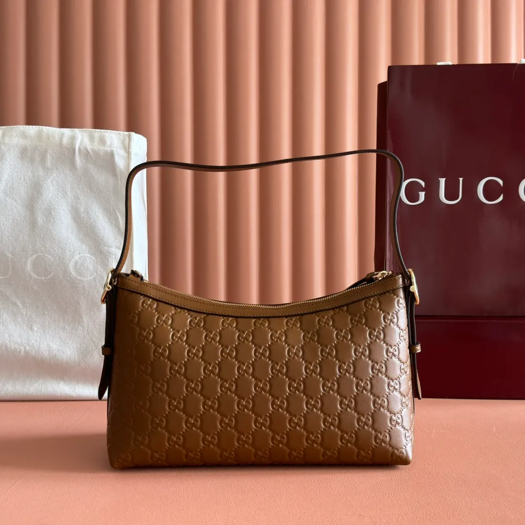 p1140. 💋💋💋"With full set of original counter packaging" [New Product] 2025 Autumn and Winter Series, the GG Emblem series reinterprets the brand's timeless elegance and exquisite craftsmanship. This shoulder bag is crafted from GG embossed leather, showing off its exquisite texture. Gucci Rosso Ancora GG printed embossed leather Light gold tone accessories Gucci Rosso Ancora cotton lining The bag pictured is sold separately and does not come with the bag charm. Interior: Zippered pocket Adjustable leather shoulder strap: Height: 16 cm - 26 cm; Length: 72 cm Zipper closure Ident: 847449. Dimensions: 30cm (W) x 19cm (H) x 11cm (D) Weight: Approx. 0.45kg Color: Brown embossed. Made in Italy