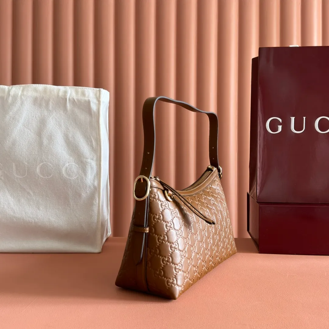 p1140. 💋💋💋"With full set of original counter packaging" [New Product] 2025 Autumn and Winter Series, the GG Emblem series reinterprets the brand's timeless elegance and exquisite craftsmanship. This shoulder bag is crafted from GG embossed leather, showing off its exquisite texture. Gucci Rosso Ancora GG printed embossed leather Light gold tone accessories Gucci Rosso Ancora cotton lining The bag pictured is sold separately and does not come with the bag charm. Interior: Zippered pocket Adjustable leather shoulder strap: Height: 16 cm - 26 cm; Length: 72 cm Zipper closure Ident: 847449. Dimensions: 30cm (W) x 19cm (H) x 11cm (D) Weight: Approx. 0.45kg Color: Brown embossed. Made in Italy