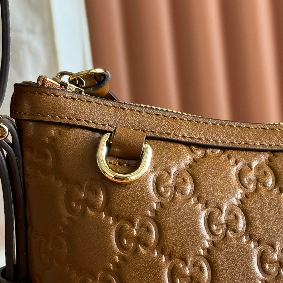 p1140. 💋💋💋"With full set of original counter packaging" [New Product] 2025 Autumn and Winter Series, the GG Emblem series reinterprets the brand's timeless elegance and exquisite craftsmanship. This shoulder bag is crafted from GG embossed leather, showing off its exquisite texture. Gucci Rosso Ancora GG printed embossed leather Light gold tone accessories Gucci Rosso Ancora cotton lining The bag pictured is sold separately and does not come with the bag charm. Interior: Zippered pocket Adjustable leather shoulder strap: Height: 16 cm - 26 cm; Length: 72 cm Zipper closure Ident: 847449. Dimensions: 30cm (W) x 19cm (H) x 11cm (D) Weight: Approx. 0.45kg Color: Brown embossed. Made in Italy