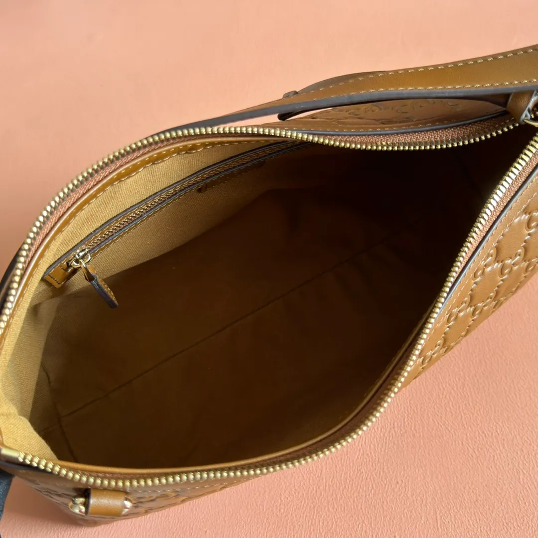 p1140. 💋💋💋"With full set of original counter packaging" [New Product] 2025 Autumn and Winter Series, the GG Emblem series reinterprets the brand's timeless elegance and exquisite craftsmanship. This shoulder bag is crafted from GG embossed leather, showing off its exquisite texture. Gucci Rosso Ancora GG printed embossed leather Light gold tone accessories Gucci Rosso Ancora cotton lining The bag pictured is sold separately and does not come with the bag charm. Interior: Zippered pocket Adjustable leather shoulder strap: Height: 16 cm - 26 cm; Length: 72 cm Zipper closure Ident: 847449. Dimensions: 30cm (W) x 19cm (H) x 11cm (D) Weight: Approx. 0.45kg Color: Brown embossed. Made in Italy