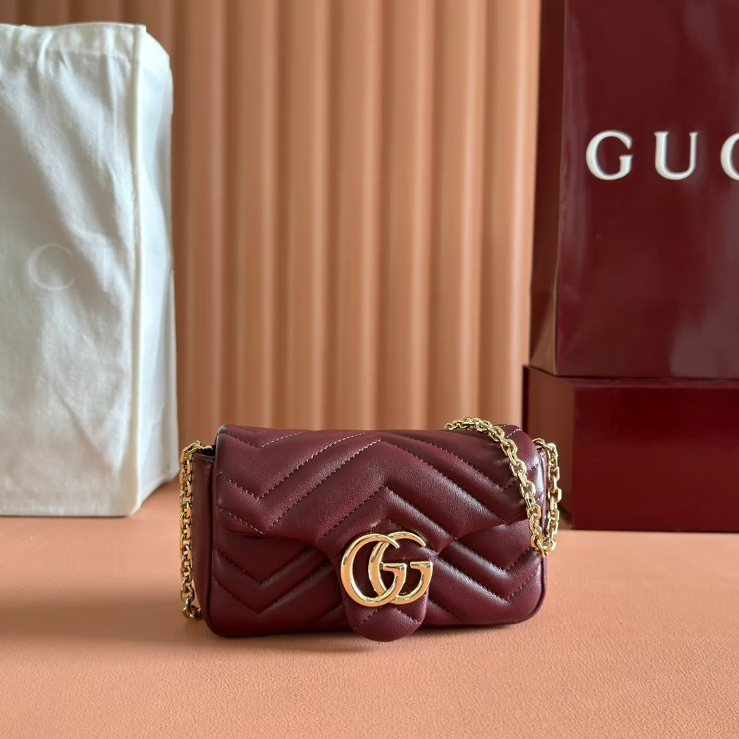 p900💋💋💋Imported original sheepskin pure copper hardware [Original leather configuration counter complete package] The brand's iconic GG Marmont series is ingeniously integrated with double G styling accessories and faceted chain straps, and soft leather is selected to create a bag with soft lines. This mini bag is embellished with the brand's archive logo, which debuted in the 1970s. Black V-shaped Matelassé sheepskin. Silver-tone hardware. Silver-tone hardware. Double G. Chain shoulder strap (60 cm high). Magnetic snap closure. Weight: approx. 0.35 kg. Ident number: 841290. Dimensions: 16.5cm (width) x 9.5cm (height) x 4.5cm (depth) Color: Encore red full leather/original leather. Made in Italy