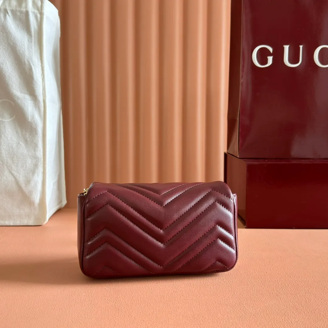 p900💋💋💋Imported original sheepskin pure copper hardware [Original leather configuration counter complete package] The brand's iconic GG Marmont series is ingeniously integrated with double G styling accessories and faceted chain straps, and soft leather is selected to create a bag with soft lines. This mini bag is embellished with the brand's archive logo, which debuted in the 1970s. Black V-shaped Matelassé sheepskin. Silver-tone hardware. Silver-tone hardware. Double G. Chain shoulder strap (60 cm high). Magnetic snap closure. Weight: approx. 0.35 kg. Ident number: 841290. Dimensions: 16.5cm (width) x 9.5cm (height) x 4.5cm (depth) Color: Encore red full leather/original leather. Made in Italy