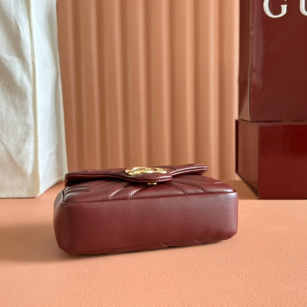 p900💋💋💋Imported original sheepskin pure copper hardware [Original leather configuration counter complete package] The brand's iconic GG Marmont series is ingeniously integrated with double G styling accessories and faceted chain straps, and soft leather is selected to create a bag with soft lines. This mini bag is embellished with the brand's archive logo, which debuted in the 1970s. Black V-shaped Matelassé sheepskin. Silver-tone hardware. Silver-tone hardware. Double G. Chain shoulder strap (60 cm high). Magnetic snap closure. Weight: approx. 0.35 kg. Ident number: 841290. Dimensions: 16.5cm (width) x 9.5cm (height) x 4.5cm (depth) Color: Encore red full leather/original leather. Made in Italy