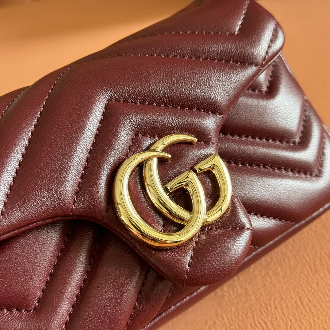 p900💋💋💋Imported original sheepskin pure copper hardware [Original leather configuration counter complete package] The brand's iconic GG Marmont series is ingeniously integrated with double G styling accessories and faceted chain straps, and soft leather is selected to create a bag with soft lines. This mini bag is embellished with the brand's archive logo, which debuted in the 1970s. Black V-shaped Matelassé sheepskin. Silver-tone hardware. Silver-tone hardware. Double G. Chain shoulder strap (60 cm high). Magnetic snap closure. Weight: approx. 0.35 kg. Ident number: 841290. Dimensions: 16.5cm (width) x 9.5cm (height) x 4.5cm (depth) Color: Encore red full leather/original leather. Made in Italy