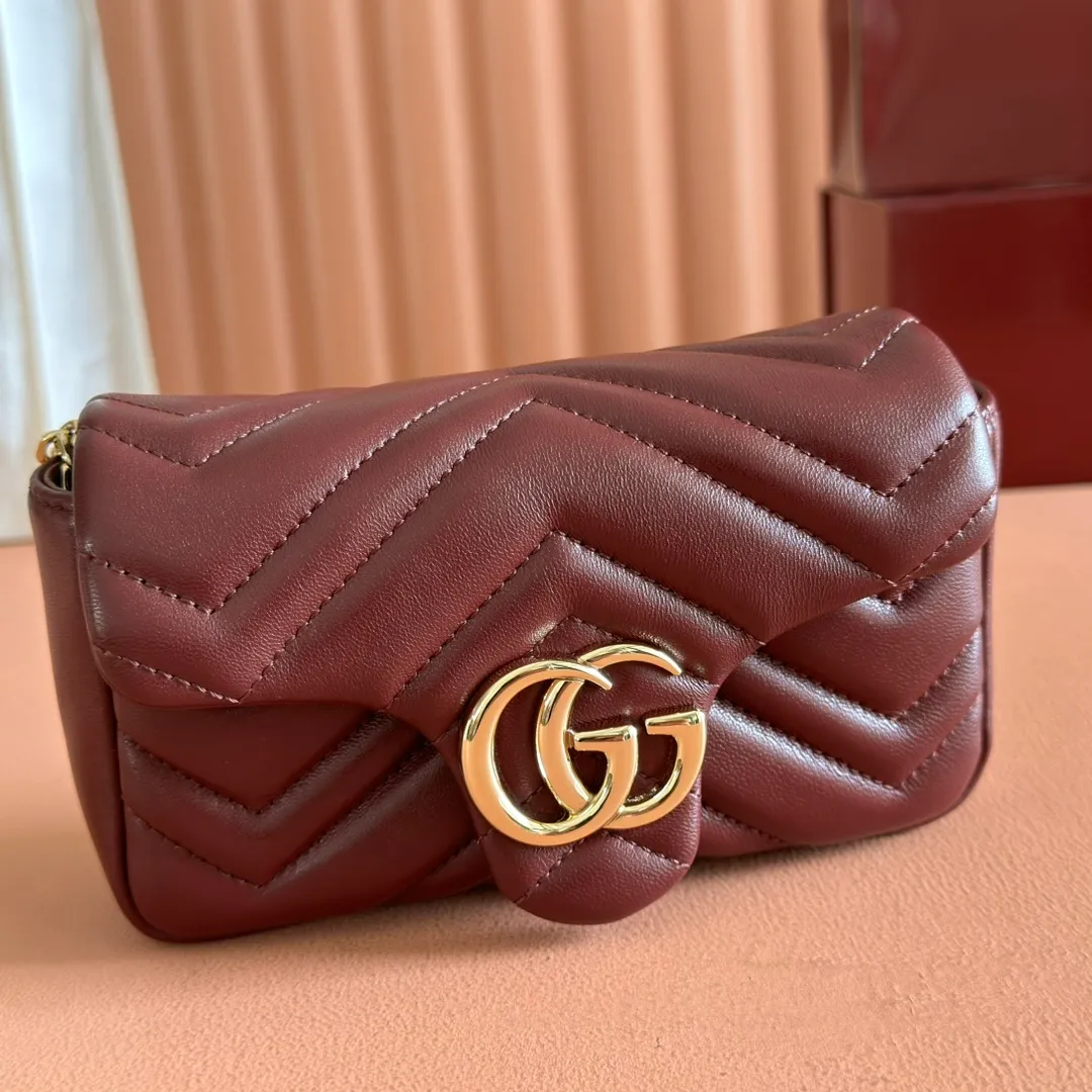 p900💋💋💋Imported original sheepskin pure copper hardware [Original leather configuration counter complete package] The brand's iconic GG Marmont series is ingeniously integrated with double G styling accessories and faceted chain straps, and soft leather is selected to create a bag with soft lines. This mini bag is embellished with the brand's archive logo, which debuted in the 1970s. Black V-shaped Matelassé sheepskin. Silver-tone hardware. Silver-tone hardware. Double G. Chain shoulder strap (60 cm high). Magnetic snap closure. Weight: approx. 0.35 kg. Ident number: 841290. Dimensions: 16.5cm (width) x 9.5cm (height) x 4.5cm (depth) Color: Encore red full leather/original leather. Made in Italy
