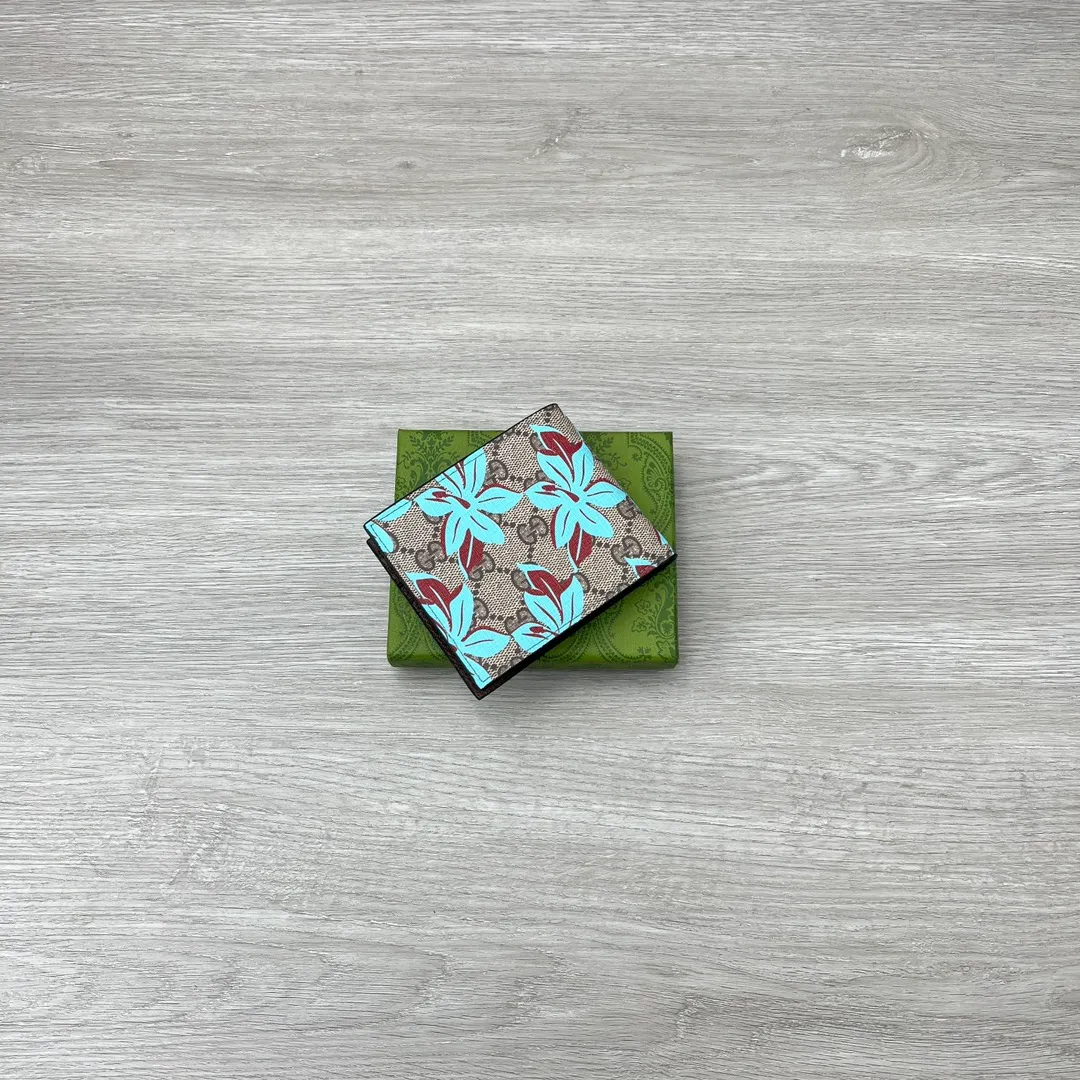 💰140✨ GUCCI ✨ Supreme canvas makes a stunning appearance in the 2025 early autumn series, renovating the new floral print in blue tones. This beige and dark brown bifold wallet features a contemporary floral pattern and GG logo. ·Beige and dark brown GG Supreme canvas all-over blue flower print moire fabric lining Interior: 4 card compartments, 2 banknote compartments, and a coin pocket. Model: 841147 Size: 11*10*2.5cm Color: Coffee