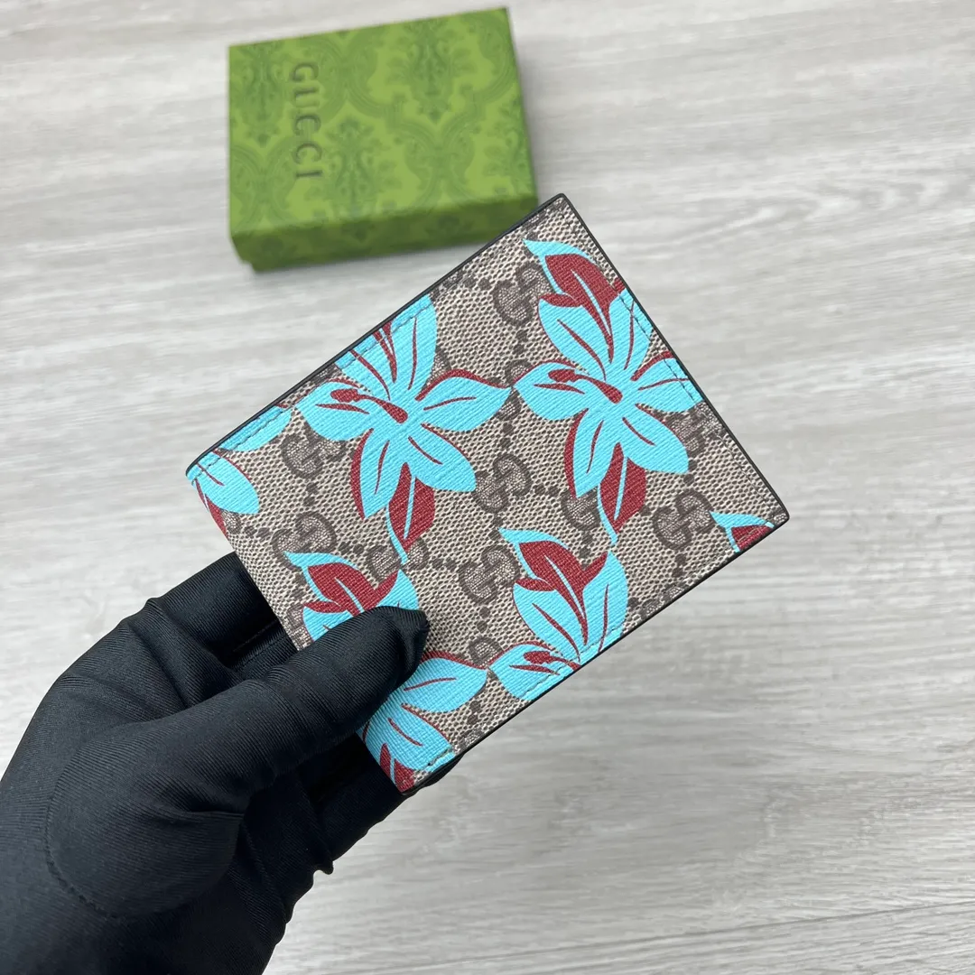 💰140✨ GUCCI ✨ Supreme canvas makes a stunning appearance in the 2025 early autumn series, renovating the new floral print in blue tones. This beige and dark brown bifold wallet features a contemporary floral pattern and GG logo. ·Beige and dark brown GG Supreme canvas all-over blue flower print moire fabric lining Interior: 4 card compartments, 2 banknote compartments, and a coin pocket. Model: 841147 Size: 11*10*2.5cm Color: Coffee