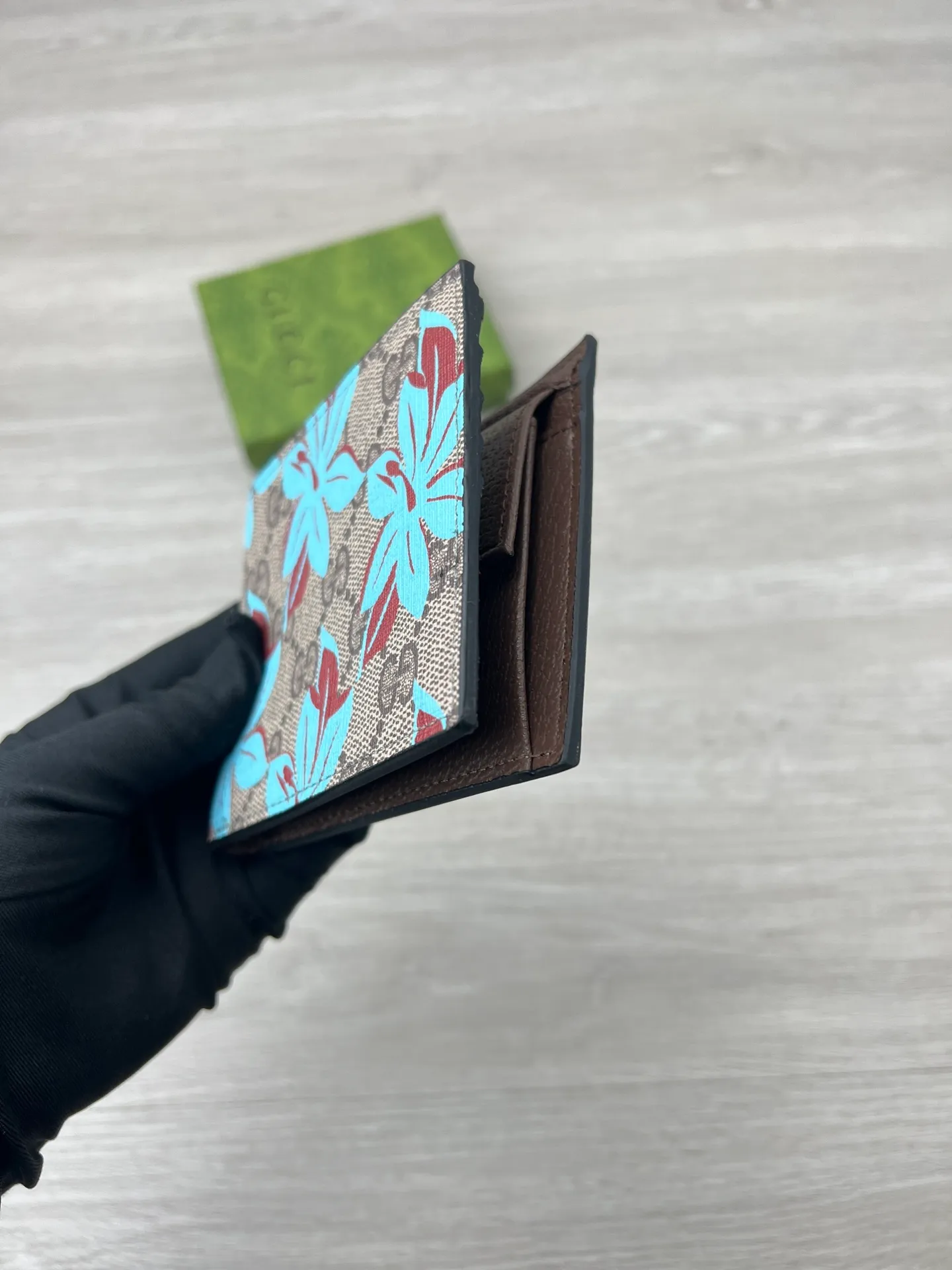 💰140✨ GUCCI ✨ Supreme canvas makes a stunning appearance in the 2025 early autumn series, renovating the new floral print in blue tones. This beige and dark brown bifold wallet features a contemporary floral pattern and GG logo. ·Beige and dark brown GG Supreme canvas all-over blue flower print moire fabric lining Interior: 4 card compartments, 2 banknote compartments, and a coin pocket. Model: 841147 Size: 11*10*2.5cm Color: Coffee