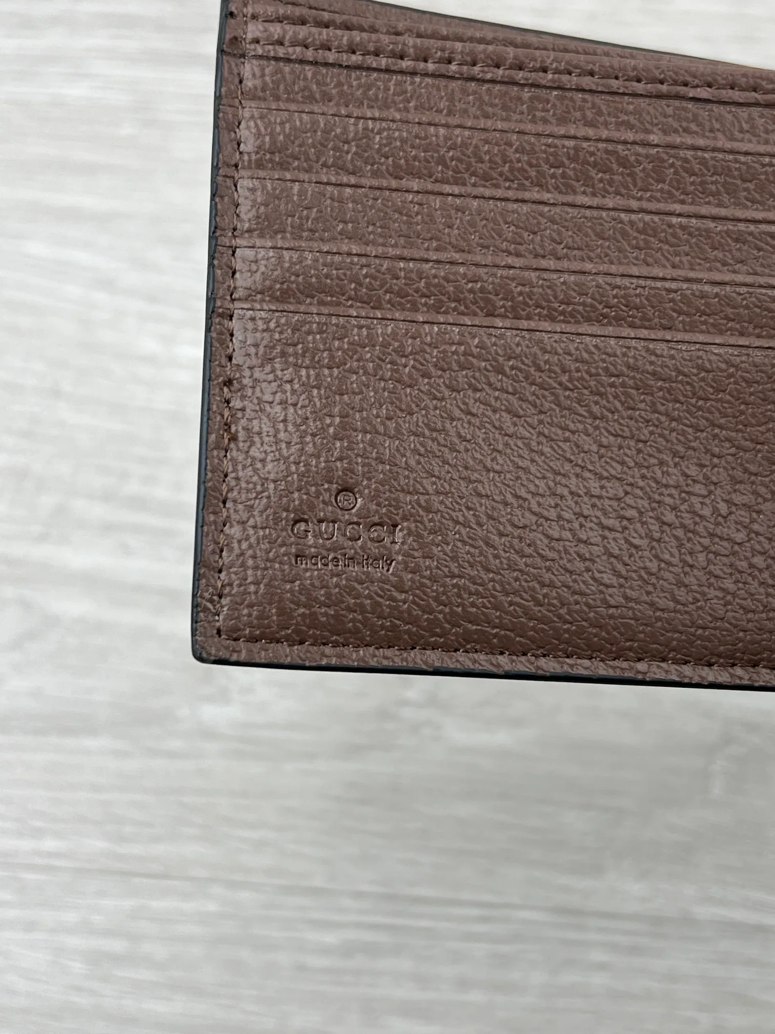 💰140✨ GUCCI ✨ Supreme canvas makes a stunning appearance in the 2025 early autumn series, renovating the new floral print in blue tones. This beige and dark brown bifold wallet features a contemporary floral pattern and GG logo. ·Beige and dark brown GG Supreme canvas all-over blue flower print moire fabric lining Interior: 4 card compartments, 2 banknote compartments, and a coin pocket. Model: 841147 Size: 11*10*2.5cm Color: Coffee