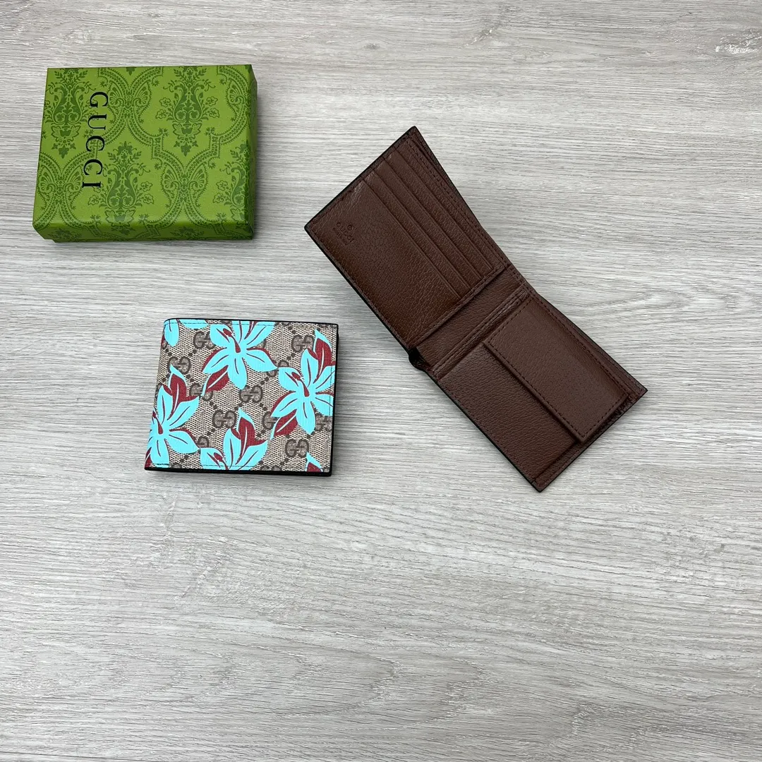 💰140✨ GUCCI ✨ Supreme canvas makes a stunning appearance in the 2025 early autumn series, renovating the new floral print in blue tones. This beige and dark brown bifold wallet features a contemporary floral pattern and GG logo. ·Beige and dark brown GG Supreme canvas all-over blue flower print moire fabric lining Interior: 4 card compartments, 2 banknote compartments, and a coin pocket. Model: 841147 Size: 11*10*2.5cm Color: Coffee