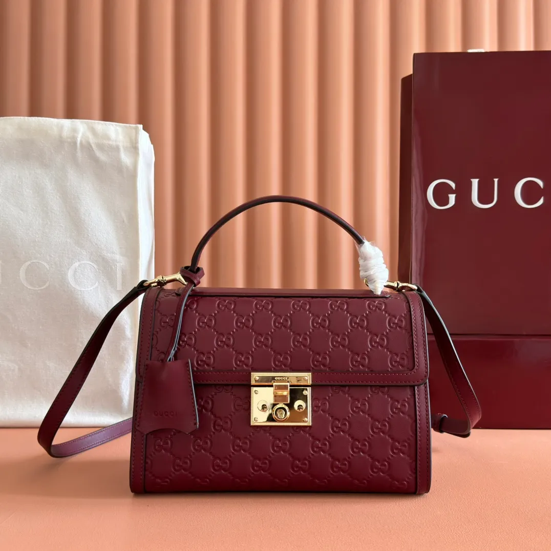 p1380. 💋💋💋 Comes with a full set of original counter packaging [New product] The Padlock series makes a stunning appearance in the 2025 autumn and winter series with fashionable silhouettes, unlocking a variety of carrying methods. This handbag is crafted from GG printed embossed cow leather. Light pink GG printed embossed calfskin Light gold tone hardware Light pink cotton lining Interior: 1 zipped pocket Exterior: 1 open pocket Handle height 7.9 cm Removable and adjustable calfskin shoulder strap (height: 54cm – 60cm; length: 114cm – 125cm) Padlock closure with calfskin keychain Ref.: 838998. Dimensions: 26cm (width) x 18cm (height) x 11.5cm (depth) Weight: approx. 0.8kg
