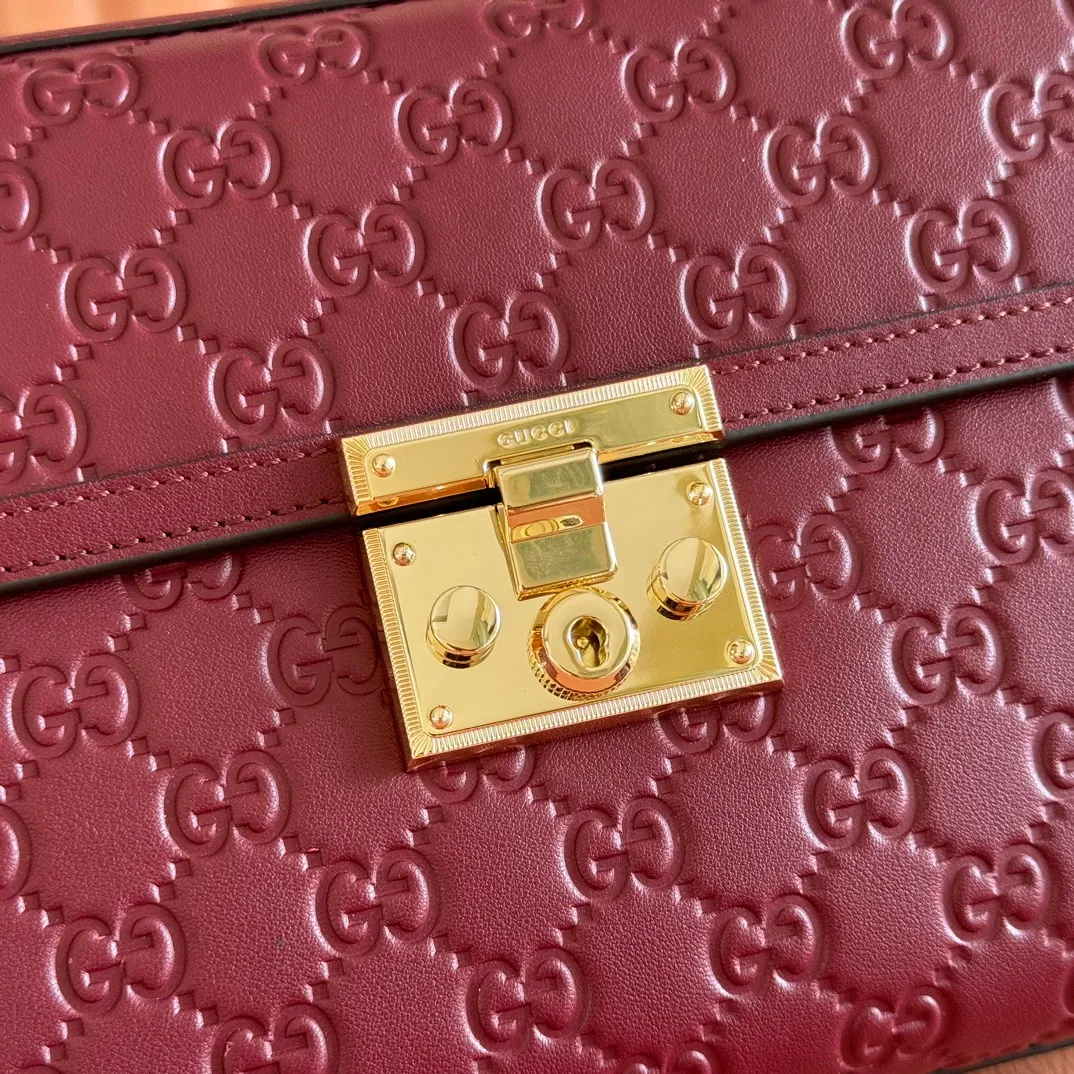p1380. 💋💋💋 Comes with a full set of original counter packaging [New product] The Padlock series makes a stunning appearance in the 2025 autumn and winter series with fashionable silhouettes, unlocking a variety of carrying methods. This handbag is crafted from GG printed embossed cow leather. Light pink GG printed embossed calfskin Light gold tone hardware Light pink cotton lining Interior: 1 zipped pocket Exterior: 1 open pocket Handle height 7.9 cm Removable and adjustable calfskin shoulder strap (height: 54cm – 60cm; length: 114cm – 125cm) Padlock closure with calfskin keychain Ref.: 838998. Dimensions: 26cm (width) x 18cm (height) x 11.5cm (depth) Weight: approx. 0.8kg