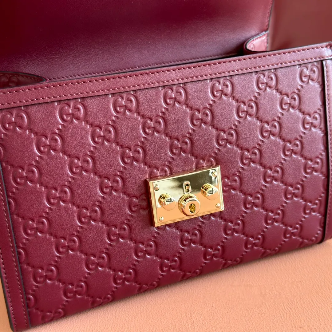 p1380. 💋💋💋 Comes with a full set of original counter packaging [New product] The Padlock series makes a stunning appearance in the 2025 autumn and winter series with fashionable silhouettes, unlocking a variety of carrying methods. This handbag is crafted from GG printed embossed cow leather. Light pink GG printed embossed calfskin Light gold tone hardware Light pink cotton lining Interior: 1 zipped pocket Exterior: 1 open pocket Handle height 7.9 cm Removable and adjustable calfskin shoulder strap (height: 54cm – 60cm; length: 114cm – 125cm) Padlock closure with calfskin keychain Ref.: 838998. Dimensions: 26cm (width) x 18cm (height) x 11.5cm (depth) Weight: approx. 0.8kg