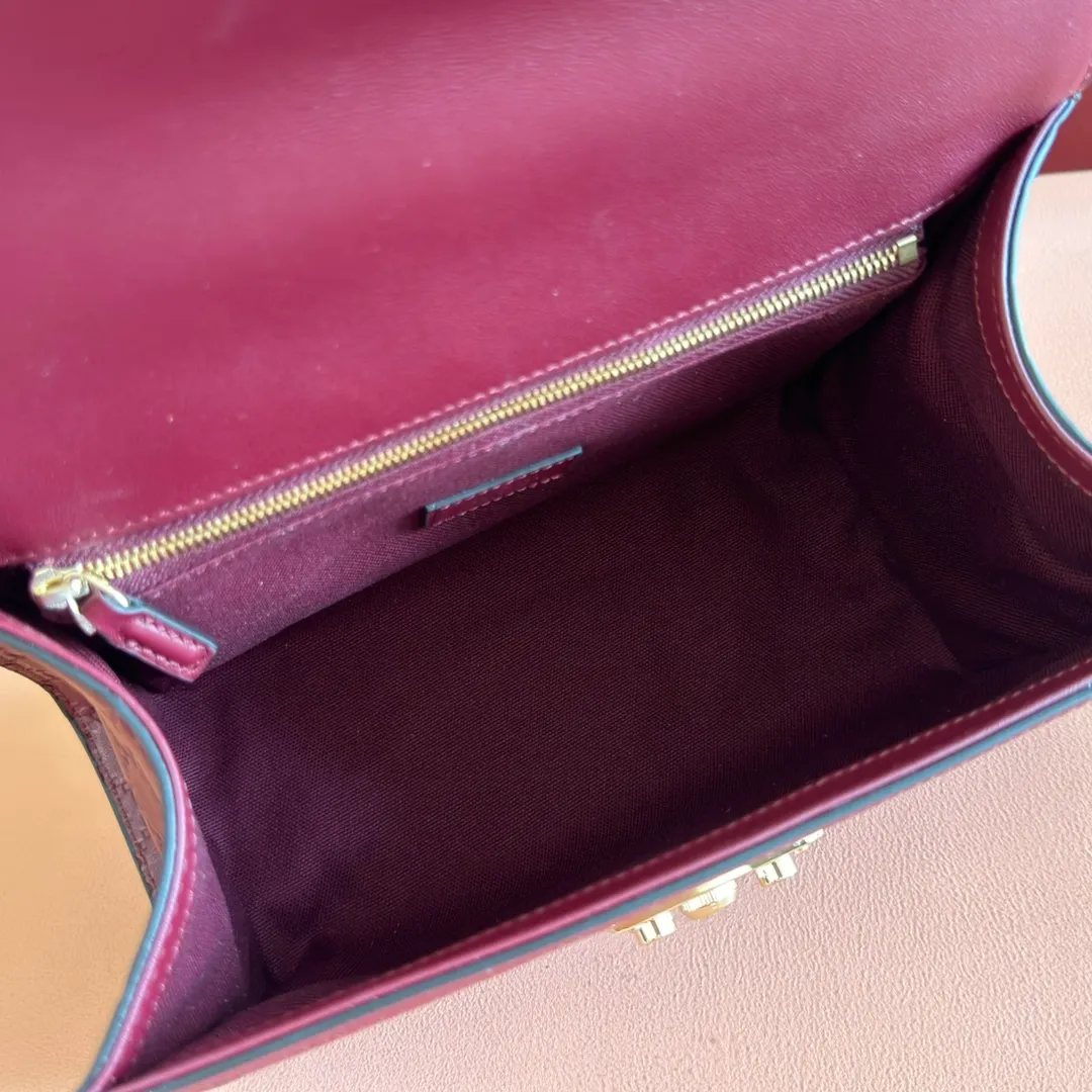 p1380. 💋💋💋 Comes with a full set of original counter packaging [New product] The Padlock series makes a stunning appearance in the 2025 autumn and winter series with fashionable silhouettes, unlocking a variety of carrying methods. This handbag is crafted from GG printed embossed cow leather. Light pink GG printed embossed calfskin Light gold tone hardware Light pink cotton lining Interior: 1 zipped pocket Exterior: 1 open pocket Handle height 7.9 cm Removable and adjustable calfskin shoulder strap (height: 54cm – 60cm; length: 114cm – 125cm) Padlock closure with calfskin keychain Ref.: 838998. Dimensions: 26cm (width) x 18cm (height) x 11.5cm (depth) Weight: approx. 0.8kg