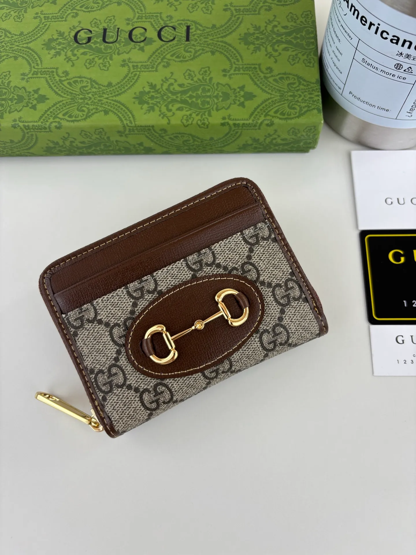 💰140 GUCCl Gucci has newly launched this 1955 horsebit card holder made of GG Supreme high-grade artificial canvas and brown leather. This series adopts the double ring and long strip design that is in line with the handbag. This detail is inspired by the equestrian origin of the brand. It is one of Gucci's classic heritage and one of the brand's most representative symbolic elements. Style No.: 658549 Size: 11.5cm x 8.5cm x 3cm Color: Brown