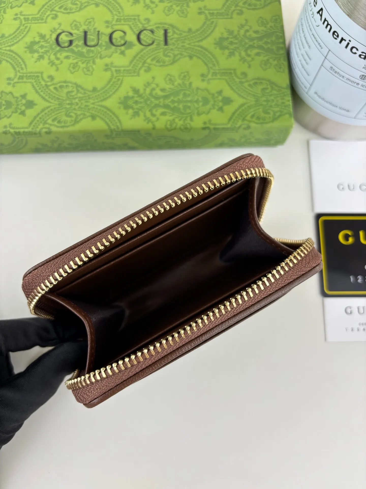 💰140 GUCCl Gucci has newly launched this 1955 horsebit card holder made of GG Supreme high-grade artificial canvas and brown leather. This series adopts the double ring and long strip design that is in line with the handbag. This detail is inspired by the equestrian origin of the brand. It is one of Gucci's classic heritage and one of the brand's most representative symbolic elements. Style No.: 658549 Size: 11.5cm x 8.5cm x 3cm Color: Brown