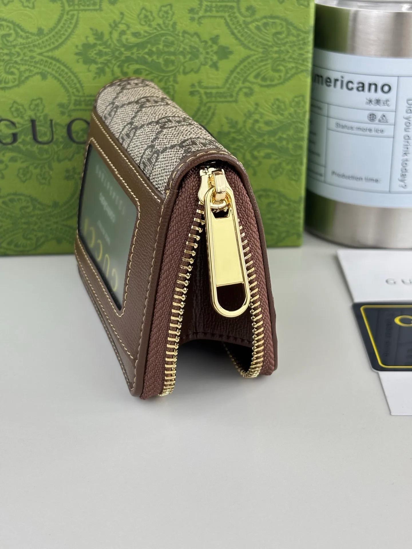 💰140 GUCCl Gucci has newly launched this 1955 horsebit card holder made of GG Supreme high-grade artificial canvas and brown leather. This series adopts the double ring and long strip design that is in line with the handbag. This detail is inspired by the equestrian origin of the brand. It is one of Gucci's classic heritage and one of the brand's most representative symbolic elements. Style No.: 658549 Size: 11.5cm x 8.5cm x 3cm Color: Brown