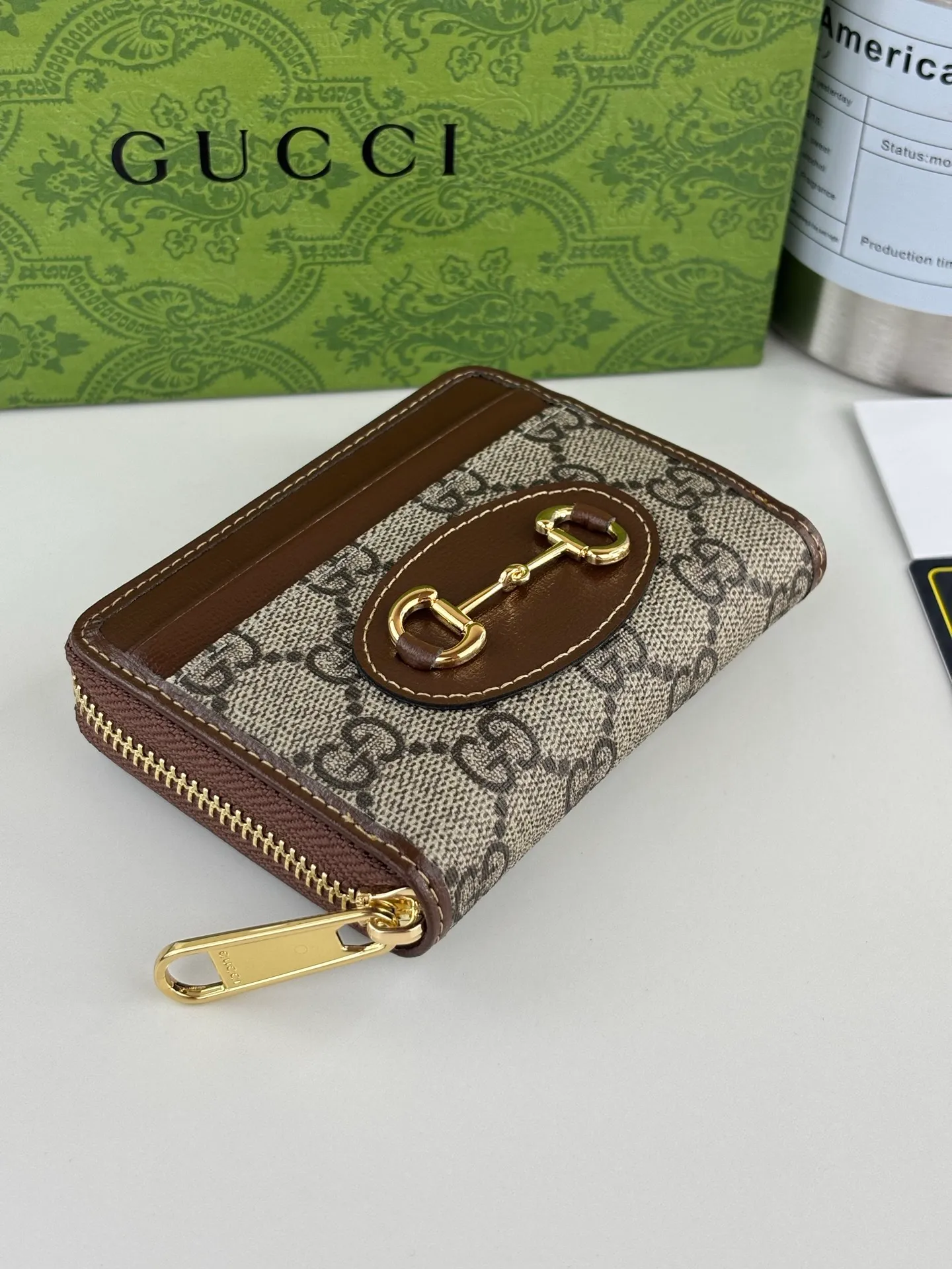 💰140 GUCCl Gucci has newly launched this 1955 horsebit card holder made of GG Supreme high-grade artificial canvas and brown leather. This series adopts the double ring and long strip design that is in line with the handbag. This detail is inspired by the equestrian origin of the brand. It is one of Gucci's classic heritage and one of the brand's most representative symbolic elements. Style No.: 658549 Size: 11.5cm x 8.5cm x 3cm Color: Brown