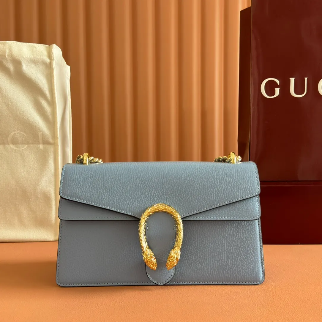 p1440💋💋💋 Comes with a full set of original counter packaging [New product] This item is crafted from light blue leather. It has a double tiger head lock buckle with a clamshell design. The sliding chain can freely adjust the length to create different styles. Light blue leather Light gold-tone hardware Light blue microfiber lining Pin buckle, side opening Double tiger head lock closure Internal zip compartment Flap pocket Double baffles Sliding chain shoulder strap can be adjusted to a shoulder strap with a height of 43 cm, or a top handle with a height of 24 cm. Weight: about 0.8 kg Model: 795005. Dimensions: 28cm (width) x 16cm (height) x 10.5cm (depth) Color: light blue full leather/original leather. Made in Italy