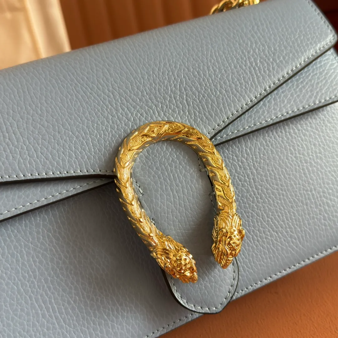p1440💋💋💋 Comes with a full set of original counter packaging [New product] This item is crafted from light blue leather. It has a double tiger head lock buckle with a clamshell design. The sliding chain can freely adjust the length to create different styles. Light blue leather Light gold-tone hardware Light blue microfiber lining Pin buckle, side opening Double tiger head lock closure Internal zip compartment Flap pocket Double baffles Sliding chain shoulder strap can be adjusted to a shoulder strap with a height of 43 cm, or a top handle with a height of 24 cm. Weight: about 0.8 kg Model: 795005. Dimensions: 28cm (width) x 16cm (height) x 10.5cm (depth) Color: light blue full leather/original leather. Made in Italy