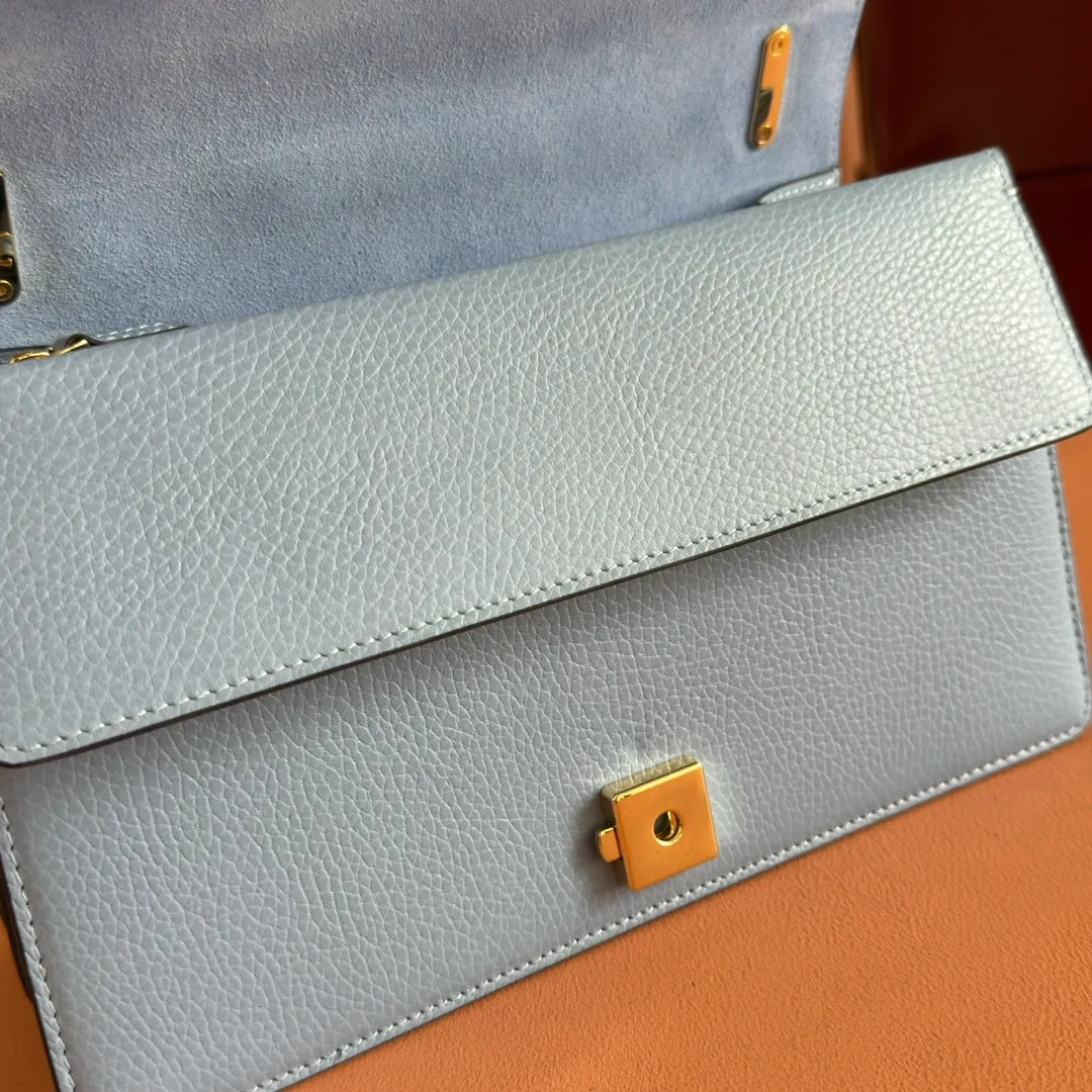 p1440💋💋💋 Comes with a full set of original counter packaging [New product] This item is crafted from light blue leather. It has a double tiger head lock buckle with a clamshell design. The sliding chain can freely adjust the length to create different styles. Light blue leather Light gold-tone hardware Light blue microfiber lining Pin buckle, side opening Double tiger head lock closure Internal zip compartment Flap pocket Double baffles Sliding chain shoulder strap can be adjusted to a shoulder strap with a height of 43 cm, or a top handle with a height of 24 cm. Weight: about 0.8 kg Model: 795005. Dimensions: 28cm (width) x 16cm (height) x 10.5cm (depth) Color: light blue full leather/original leather. Made in Italy