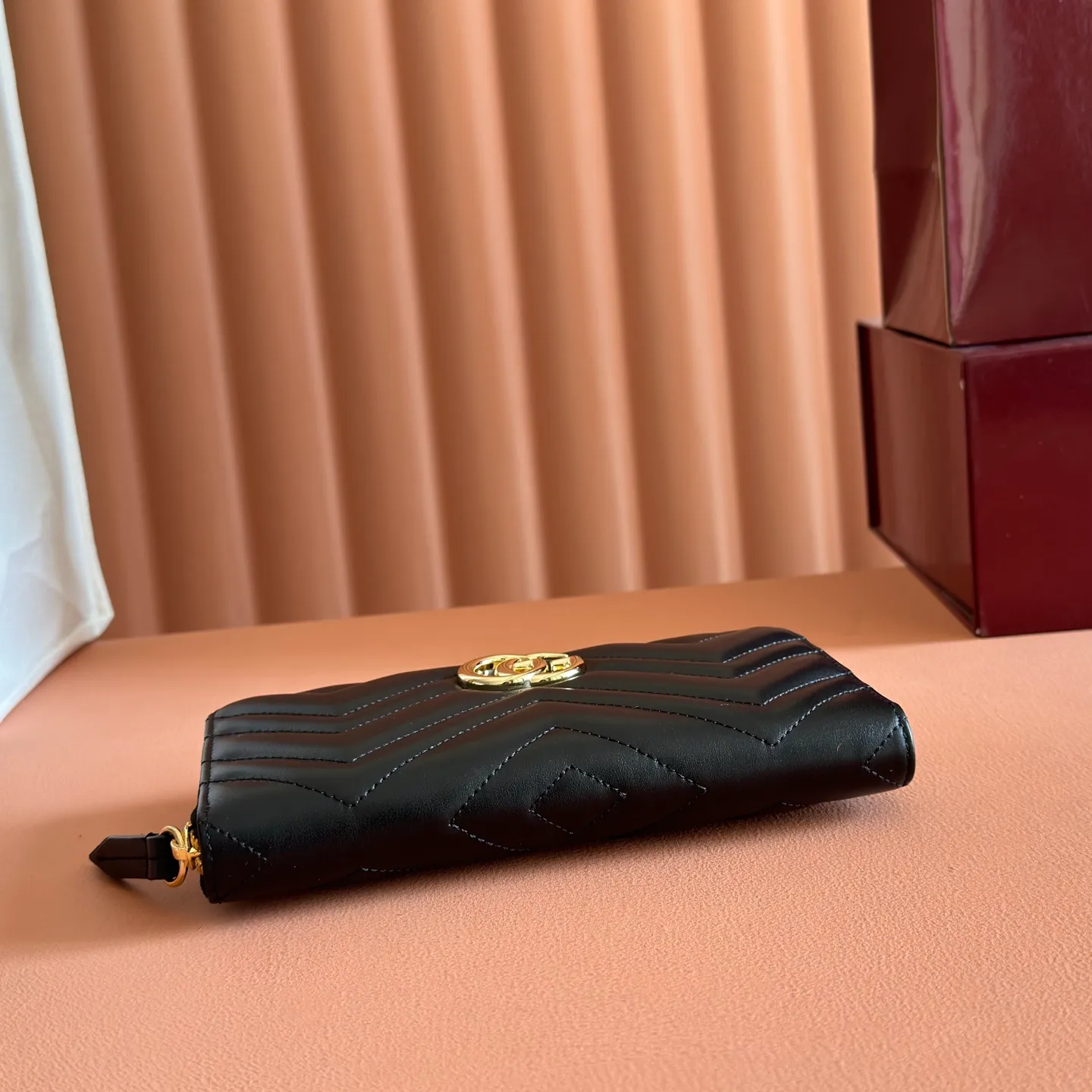p480. 📣📣📣【Original leather with 🌈Full package】🔥🔥 GG Marmont series full zipper wallet. The GG Marmont leather wallet is made of quilted leather with a V-shaped pattern and the GG logo on the back. Rose beige chevron quilted leather, GG logo on the back, Double G in antique pink hardware, 12 card compartments and 3 bill compartments, zipped coin pocket, full zip closure. Model: 443123. Dimensions: 19 (width) x 10.5 (height) x 2cm (depth) Color: Gram/original leather. Made in Italy