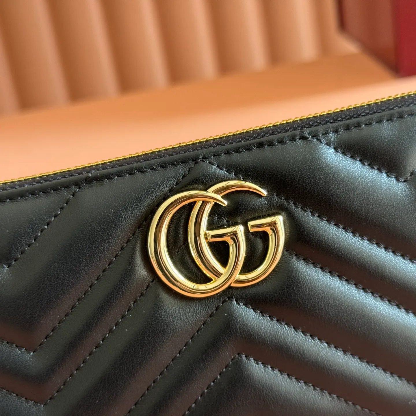 p480. 📣📣📣【Original leather with 🌈Full package】🔥🔥 GG Marmont series full zipper wallet. The GG Marmont leather wallet is made of quilted leather with a V-shaped pattern and the GG logo on the back. Rose beige chevron quilted leather, GG logo on the back, Double G in antique pink hardware, 12 card compartments and 3 bill compartments, zipped coin pocket, full zip closure. Model: 443123. Dimensions: 19 (width) x 10.5 (height) x 2cm (depth) Color: Gram/original leather. Made in Italy