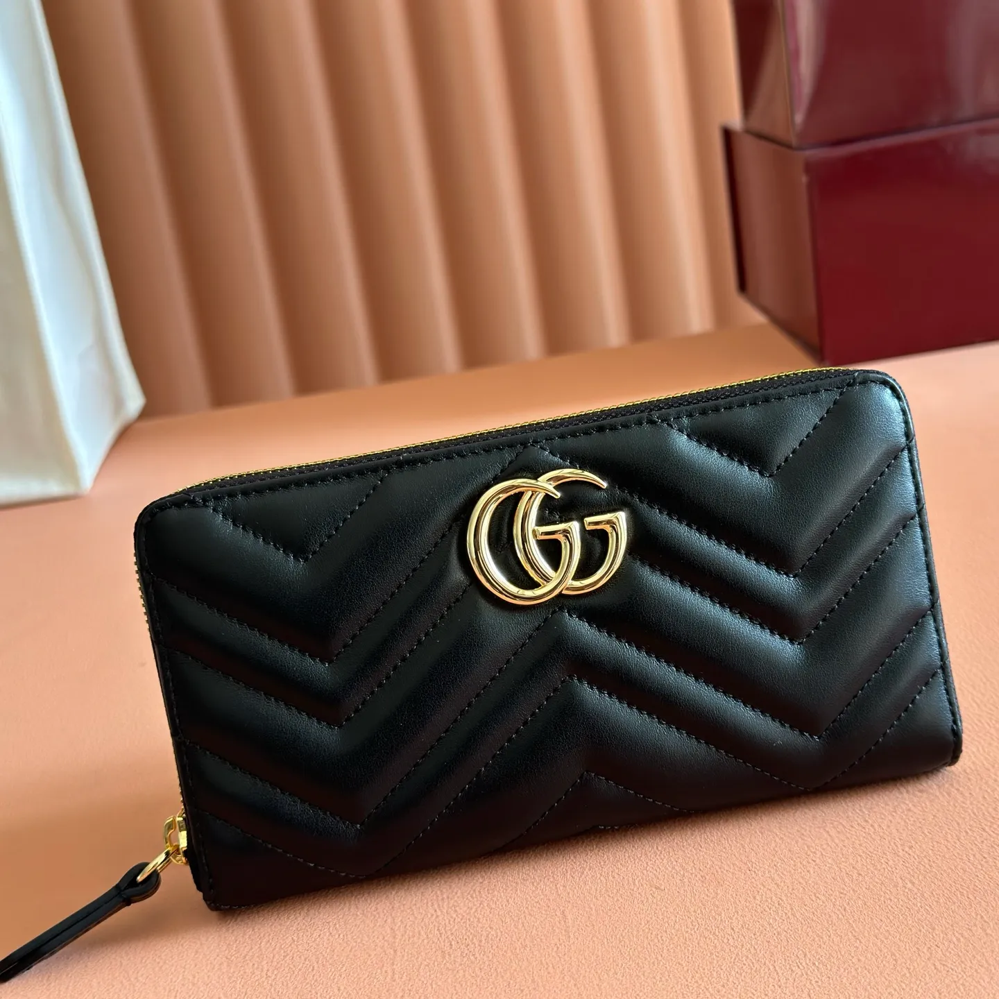 p480. 📣📣📣【Original leather with 🌈Full package】🔥🔥 GG Marmont series full zipper wallet. The GG Marmont leather wallet is made of quilted leather with a V-shaped pattern and the GG logo on the back. Rose beige chevron quilted leather, GG logo on the back, Double G in antique pink hardware, 12 card compartments and 3 bill compartments, zipped coin pocket, full zip closure. Model: 443123. Dimensions: 19 (width) x 10.5 (height) x 2cm (depth) Color: Gram/original leather. Made in Italy