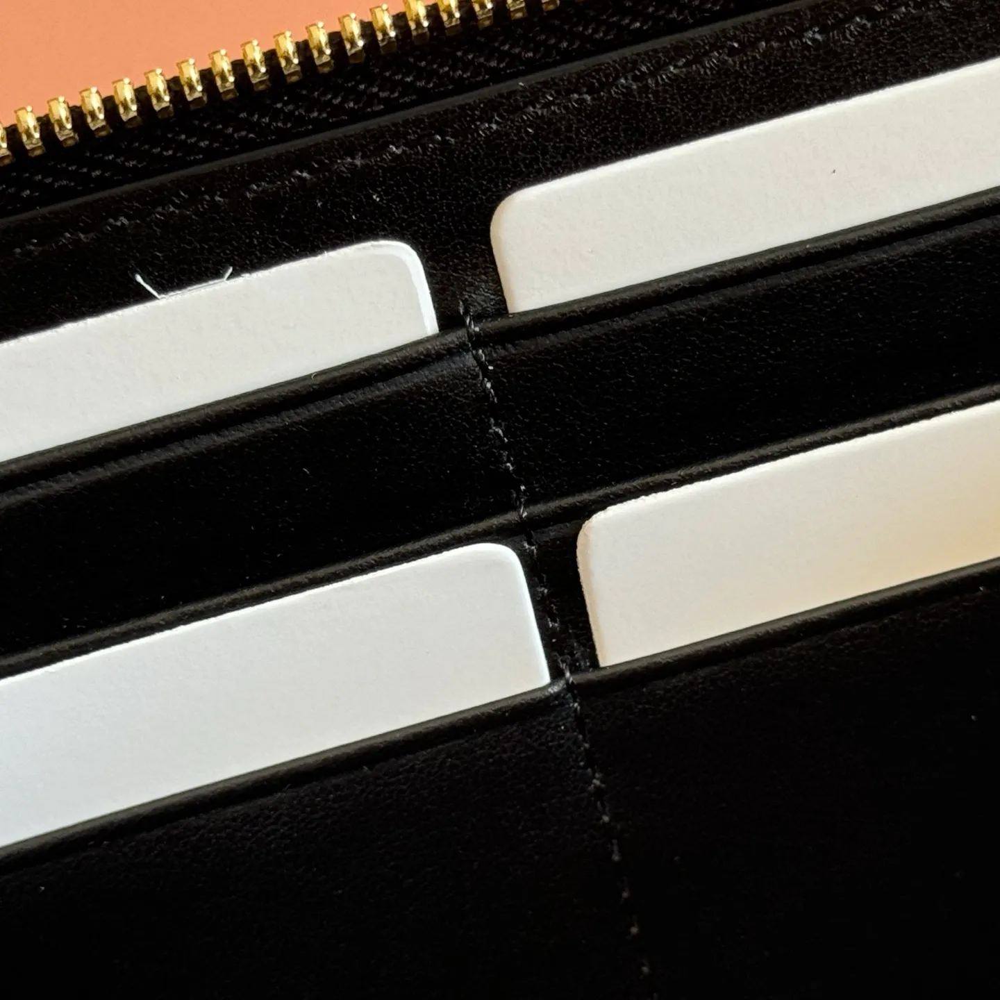 p480. 📣📣📣【Original leather with 🌈Full package】🔥🔥 GG Marmont series full zipper wallet. The GG Marmont leather wallet is made of quilted leather with a V-shaped pattern and the GG logo on the back. Rose beige chevron quilted leather, GG logo on the back, Double G in antique pink hardware, 12 card compartments and 3 bill compartments, zipped coin pocket, full zip closure. Model: 443123. Dimensions: 19 (width) x 10.5 (height) x 2cm (depth) Color: Gram/original leather. Made in Italy