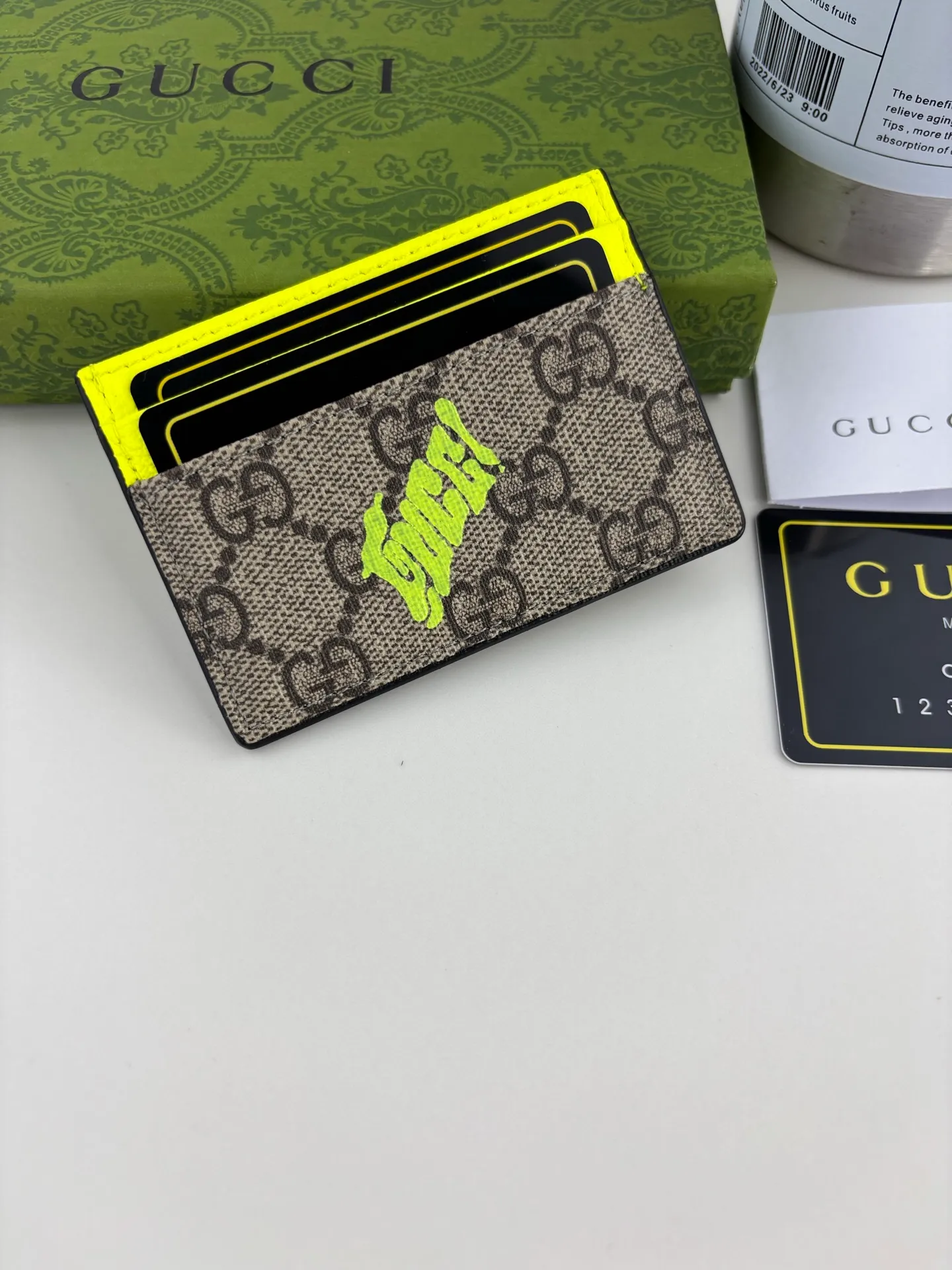 💰90 GUCCl This two-color card holder is crafted from coated fabric with the classic GG monogram pattern, cleverly incorporating Gucci prints and contrasting leather piping, making the entire design fuller. 4 card compartments, 1 open pocket Style number: 835322 Dimensions: 11cm x 7cm Color: Green