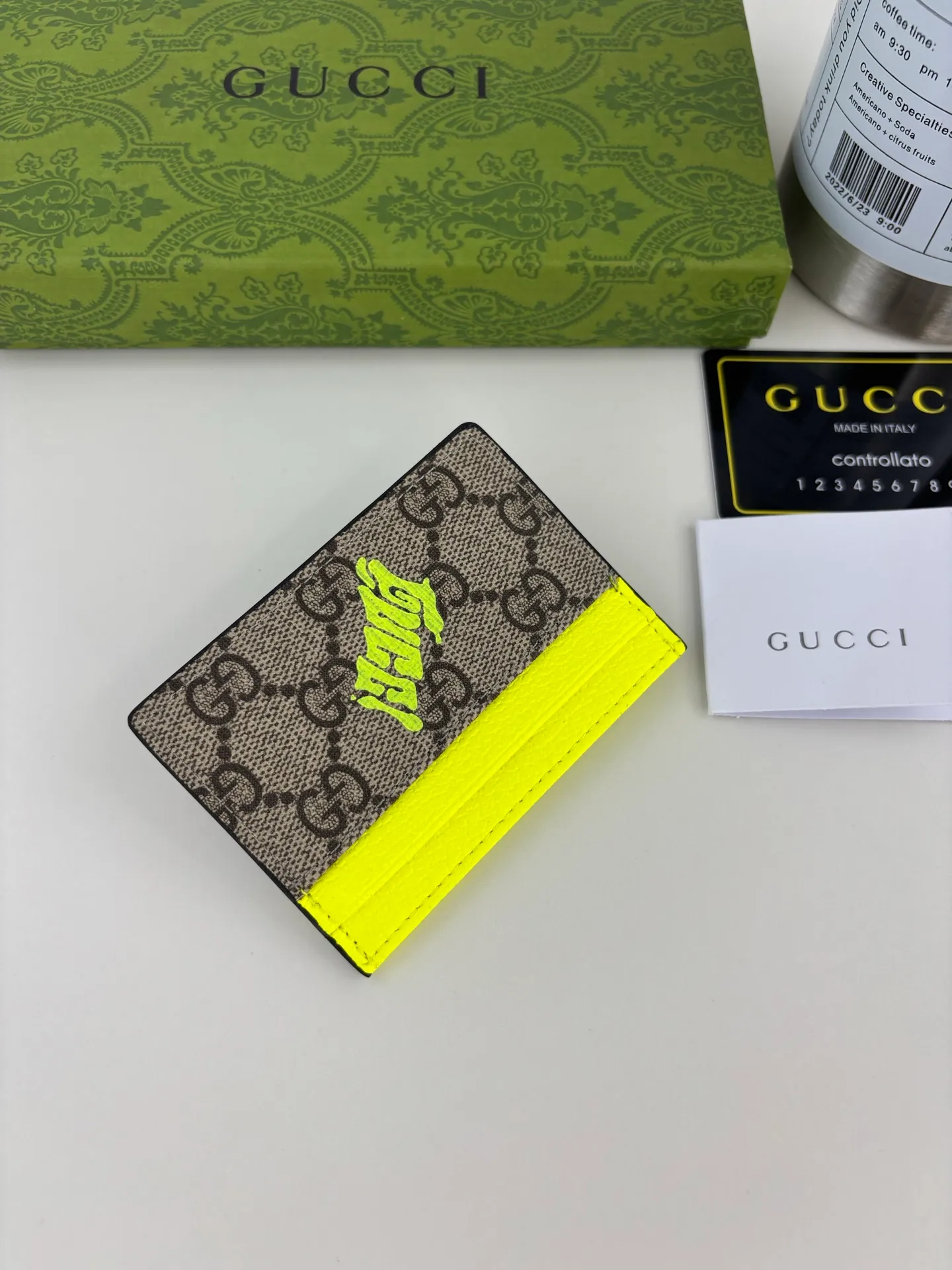 💰90 GUCCl This two-color card holder is crafted from coated fabric with the classic GG monogram pattern, cleverly incorporating Gucci prints and contrasting leather piping, making the entire design fuller. 4 card compartments, 1 open pocket Style number: 835322 Dimensions: 11cm x 7cm Color: Green