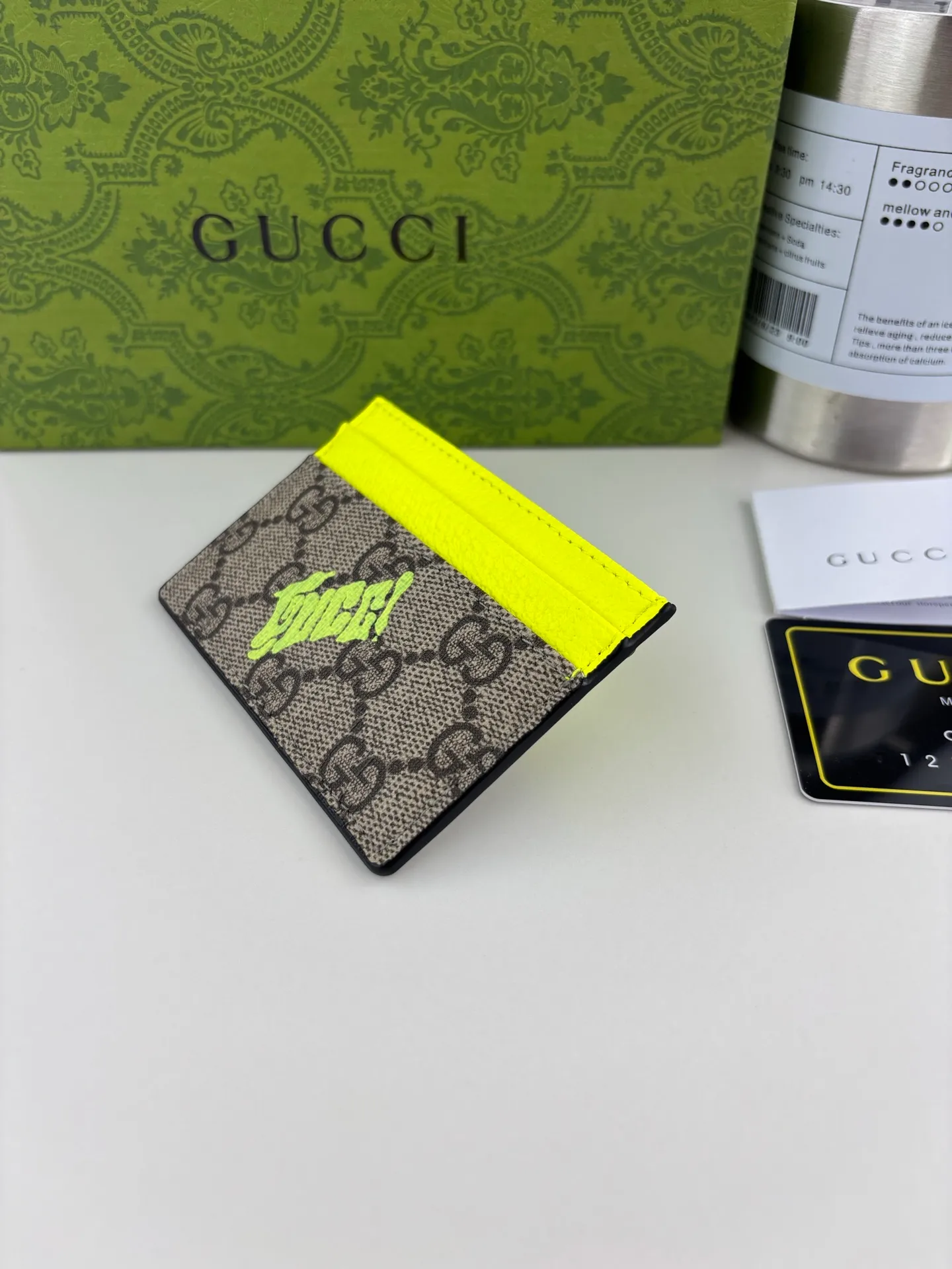 💰90 GUCCl This two-color card holder is crafted from coated fabric with the classic GG monogram pattern, cleverly incorporating Gucci prints and contrasting leather piping, making the entire design fuller. 4 card compartments, 1 open pocket Style number: 835322 Dimensions: 11cm x 7cm Color: Green