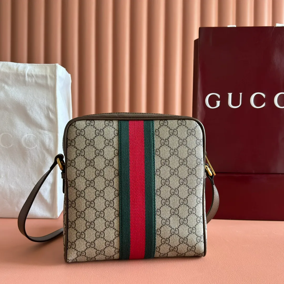 p820. 💋💋💋[Original leather accessories🌈 Equipped with full counter packaging]🔥🔥Ophidia series GG handbags "March of Love by Gucci" In the new fashion series, GG Supreme canvas has launched a classic and timeless blue and beige combination, inheriting the historical origin of the material. Canvas material has a low impact on the environment, so it has appeared in every series for ten years and has become the brand's classic material. The classic color scheme gives this Ophidia series mini handbag a distinctive charm. Hide details Beige and blue GG Supreme canvas, eco-friendly material, blue leather trim. Model: 547926. Dimensions: 23x 24x 6 cm. Color: brown/pvc.