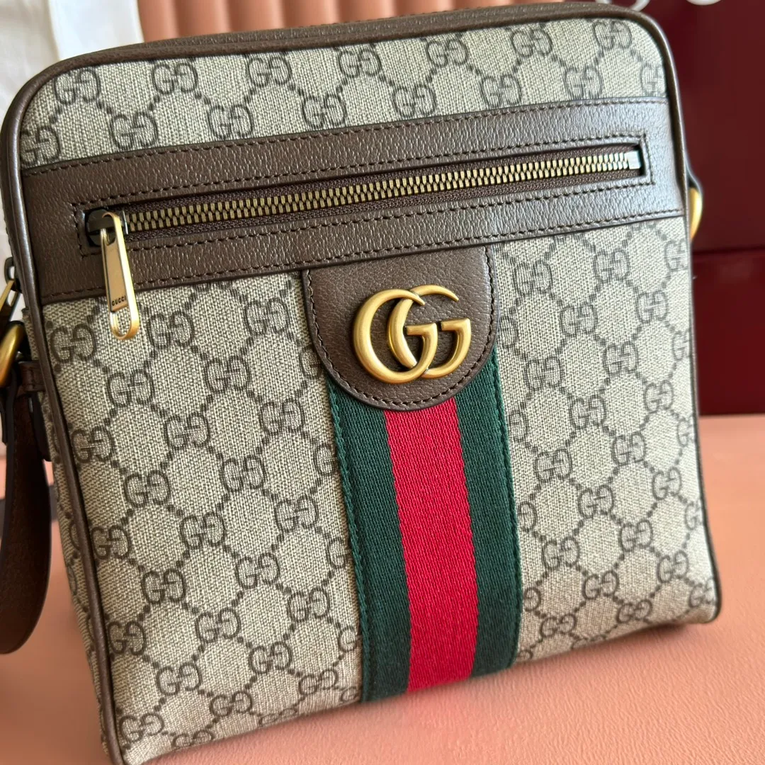 p820. 💋💋💋[Original leather accessories🌈 Equipped with full counter packaging]🔥🔥Ophidia series GG handbags "March of Love by Gucci" In the new fashion series, GG Supreme canvas has launched a classic and timeless blue and beige combination, inheriting the historical origin of the material. Canvas material has a low impact on the environment, so it has appeared in every series for ten years and has become the brand's classic material. The classic color scheme gives this Ophidia series mini handbag a distinctive charm. Hide details Beige and blue GG Supreme canvas, eco-friendly material, blue leather trim. Model: 547926. Dimensions: 23x 24x 6 cm. Color: brown/pvc.