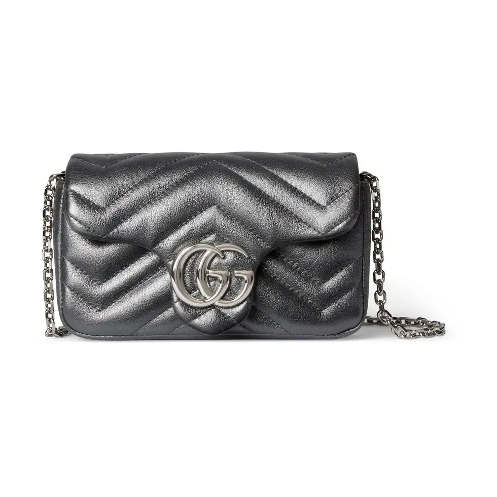 💕The brand’s iconic GG Marmont series combines Double G styling accessories, faceted chain straps and soft silhouettes, and selects gold and silver thread leather to create a shoulder bag style. Dark gray lamé leather Silver-toned hardware Black thick ribbed fabric lining Double G Chain shoulder strap (58cm high) Magnetic snap fastening Weight: approx. 0.35kg Model number: 841290. Dimensions: 16.5cm (width) x 9.5cm (height) x 4.5cm (depth) Color: dark gray/original leather. Made in Italy