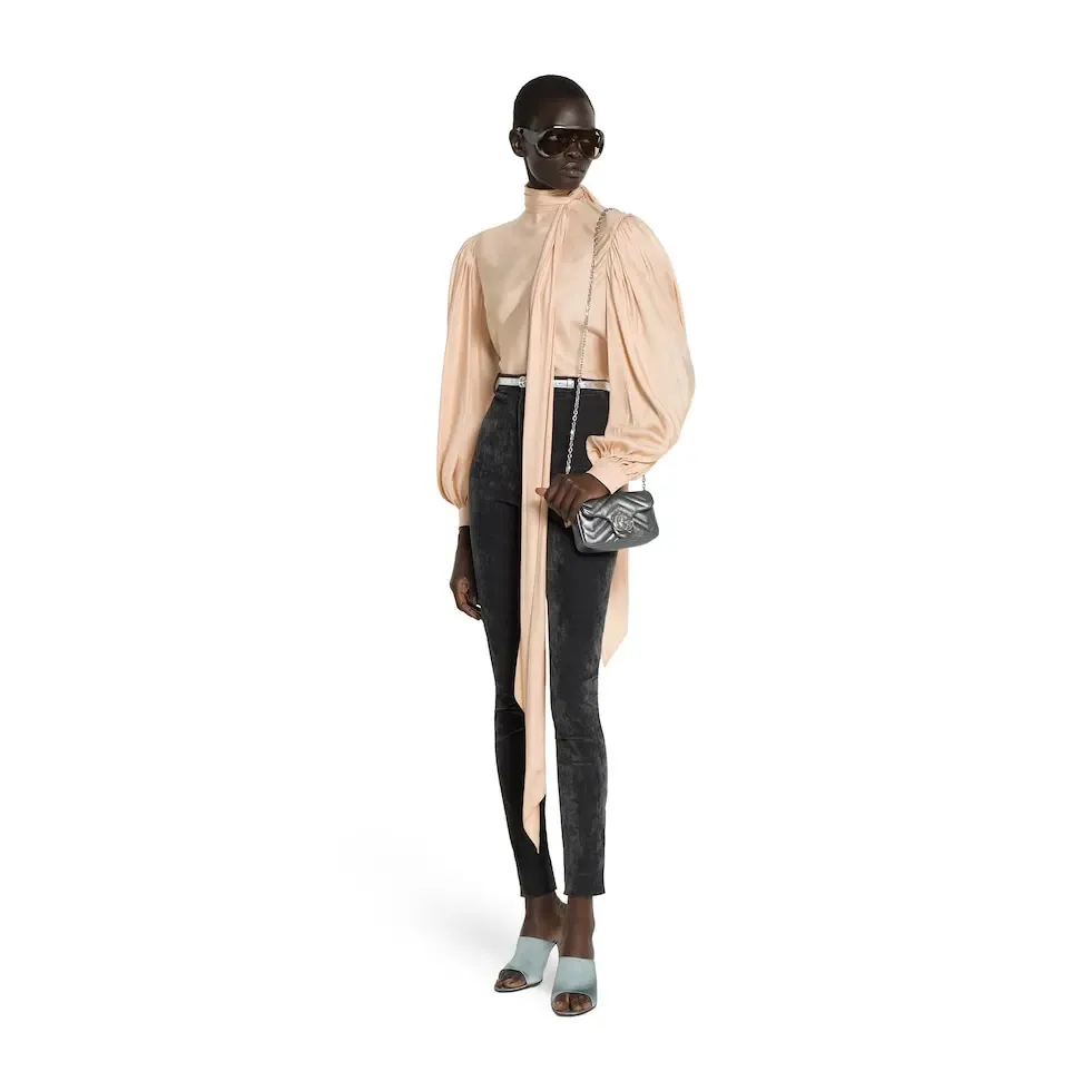 💕The brand’s iconic GG Marmont series combines Double G styling accessories, faceted chain straps and soft silhouettes, and selects gold and silver thread leather to create a shoulder bag style. Dark gray lamé leather Silver-toned hardware Black thick ribbed fabric lining Double G Chain shoulder strap (58cm high) Magnetic snap fastening Weight: approx. 0.35kg Model number: 841290. Dimensions: 16.5cm (width) x 9.5cm (height) x 4.5cm (depth) Color: dark gray/original leather. Made in Italy