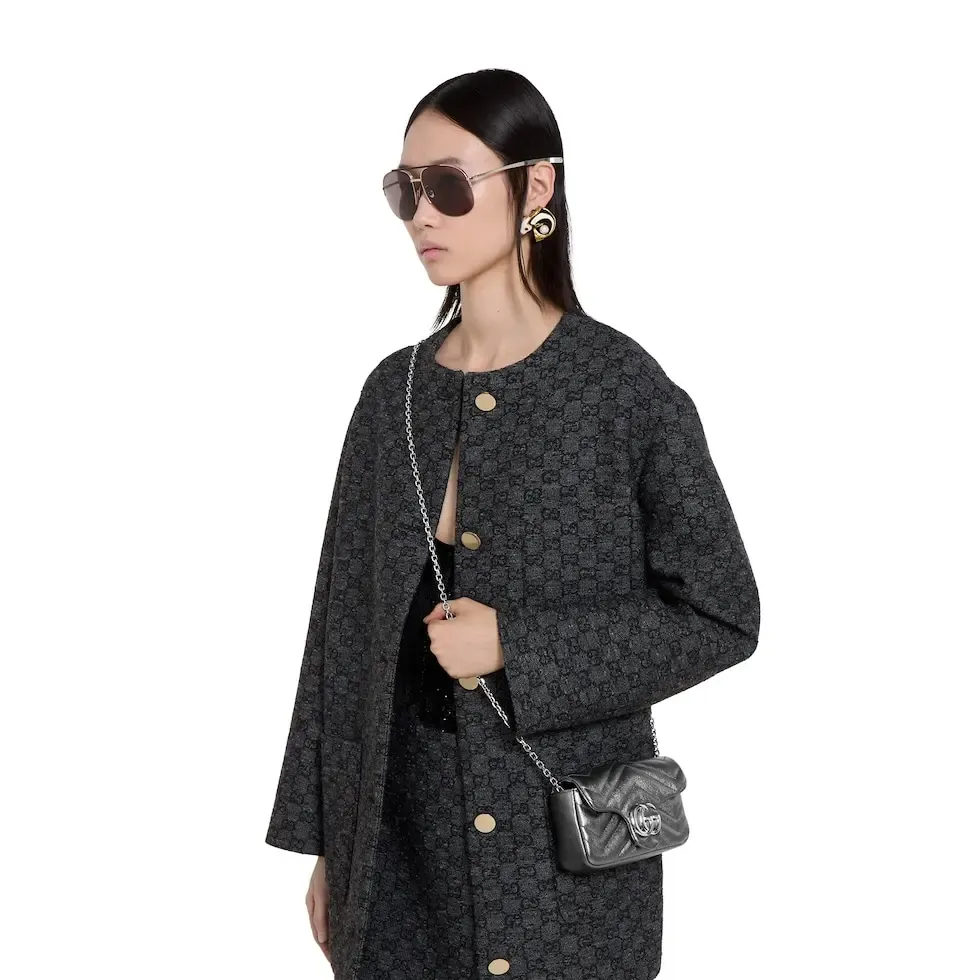 💕The brand’s iconic GG Marmont series combines Double G styling accessories, faceted chain straps and soft silhouettes, and selects gold and silver thread leather to create a shoulder bag style. Dark gray lamé leather Silver-toned hardware Black thick ribbed fabric lining Double G Chain shoulder strap (58cm high) Magnetic snap fastening Weight: approx. 0.35kg Model number: 841290. Dimensions: 16.5cm (width) x 9.5cm (height) x 4.5cm (depth) Color: dark gray/original leather. Made in Italy