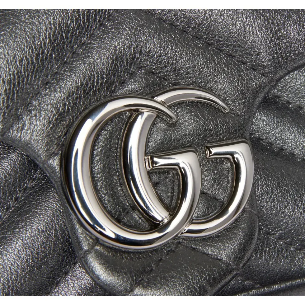 💕The brand’s iconic GG Marmont series combines Double G styling accessories, faceted chain straps and soft silhouettes, and selects gold and silver thread leather to create a shoulder bag style. Dark gray lamé leather Silver-toned hardware Black thick ribbed fabric lining Double G Chain shoulder strap (58cm high) Magnetic snap fastening Weight: approx. 0.35kg Model number: 841290. Dimensions: 16.5cm (width) x 9.5cm (height) x 4.5cm (depth) Color: dark gray/original leather. Made in Italy