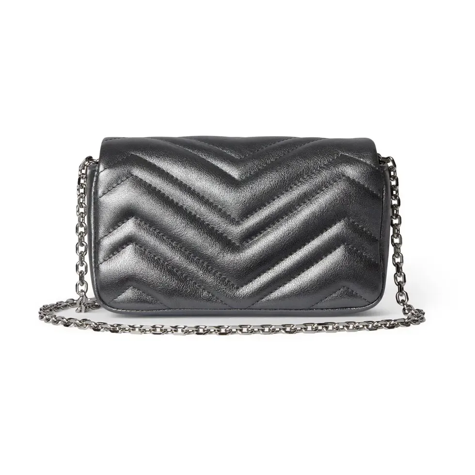 💕The brand’s iconic GG Marmont series combines Double G styling accessories, faceted chain straps and soft silhouettes, and selects gold and silver thread leather to create a shoulder bag style. Dark gray lamé leather Silver-toned hardware Black thick ribbed fabric lining Double G Chain shoulder strap (58cm high) Magnetic snap fastening Weight: approx. 0.35kg Model number: 841290. Dimensions: 16.5cm (width) x 9.5cm (height) x 4.5cm (depth) Color: dark gray/original leather. Made in Italy