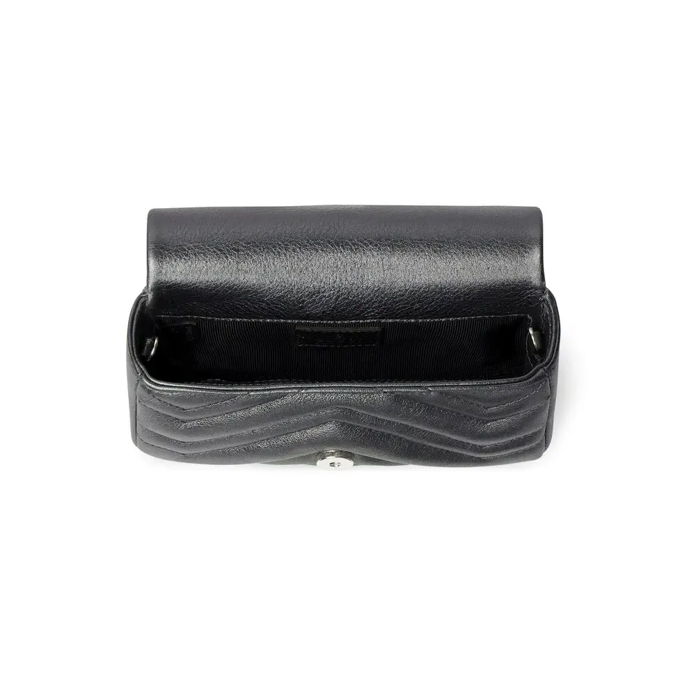 💕The brand’s iconic GG Marmont series combines Double G styling accessories, faceted chain straps and soft silhouettes, and selects gold and silver thread leather to create a shoulder bag style. Dark gray lamé leather Silver-toned hardware Black thick ribbed fabric lining Double G Chain shoulder strap (58cm high) Magnetic snap fastening Weight: approx. 0.35kg Model number: 841290. Dimensions: 16.5cm (width) x 9.5cm (height) x 4.5cm (depth) Color: dark gray/original leather. Made in Italy