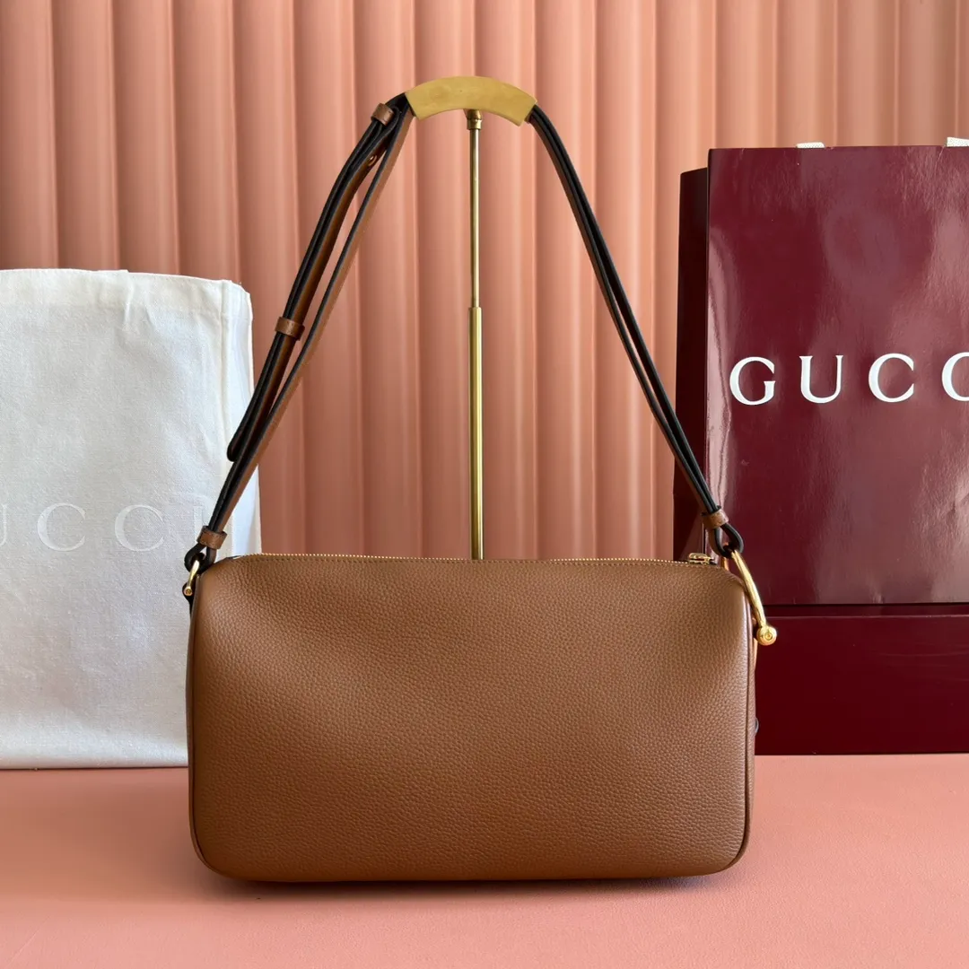 p1220💋💋💋【Original configuration counter full set packaging】Renewedly presents the Gucci Half Horsebit series, reinterpreting one of the brand's most iconic elements in a modern style. The collection cleverly combines relaxed silhouettes with the iconic half-horsebit hardware, which gives rise to its name. Ivory grained soft leather Gold-tone hardware White linen-cotton blend lining Half horsebit closure Interior: One open pocket Adjustable cowhide leather shoulder strap (height: 32cm - 34cm; length: 66cm - 73cm) Zip closure Ident: 860787. Dimensions: 31.5cm (width) x 17cm (height) x 12cm (depth) Weight: approx. 0.7kg
