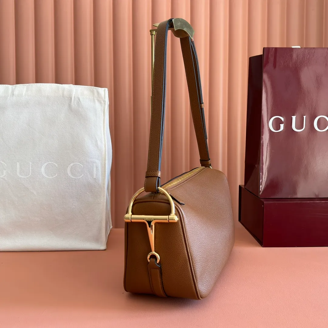 p1220💋💋💋【Original configuration counter full set packaging】Renewedly presents the Gucci Half Horsebit series, reinterpreting one of the brand's most iconic elements in a modern style. The collection cleverly combines relaxed silhouettes with the iconic half-horsebit hardware, which gives rise to its name. Ivory grained soft leather Gold-tone hardware White linen-cotton blend lining Half horsebit closure Interior: One open pocket Adjustable cowhide leather shoulder strap (height: 32cm - 34cm; length: 66cm - 73cm) Zip closure Ident: 860787. Dimensions: 31.5cm (width) x 17cm (height) x 12cm (depth) Weight: approx. 0.7kg