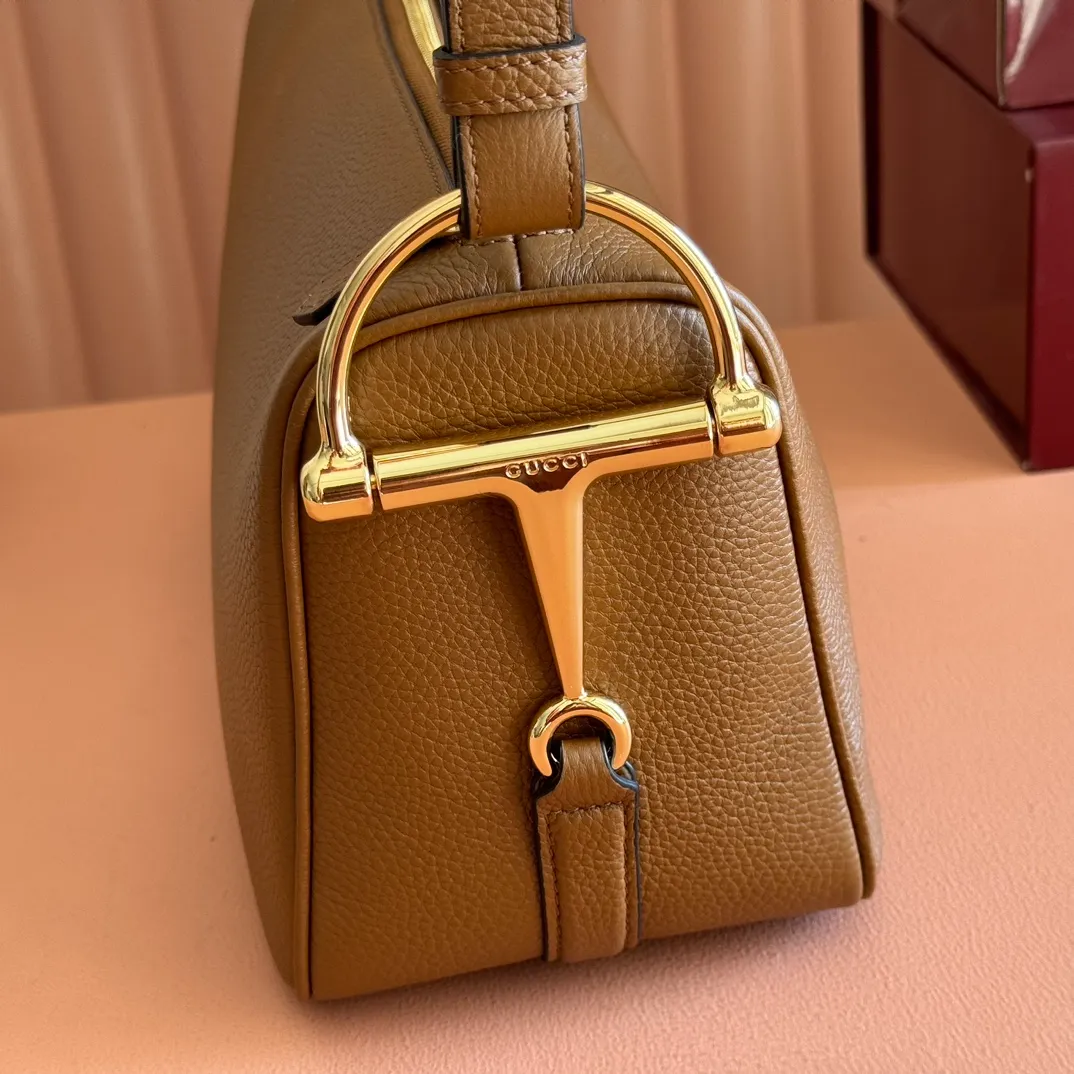 p1220💋💋💋【Original configuration counter full set packaging】Renewedly presents the Gucci Half Horsebit series, reinterpreting one of the brand's most iconic elements in a modern style. The collection cleverly combines relaxed silhouettes with the iconic half-horsebit hardware, which gives rise to its name. Ivory grained soft leather Gold-tone hardware White linen-cotton blend lining Half horsebit closure Interior: One open pocket Adjustable cowhide leather shoulder strap (height: 32cm - 34cm; length: 66cm - 73cm) Zip closure Ident: 860787. Dimensions: 31.5cm (width) x 17cm (height) x 12cm (depth) Weight: approx. 0.7kg