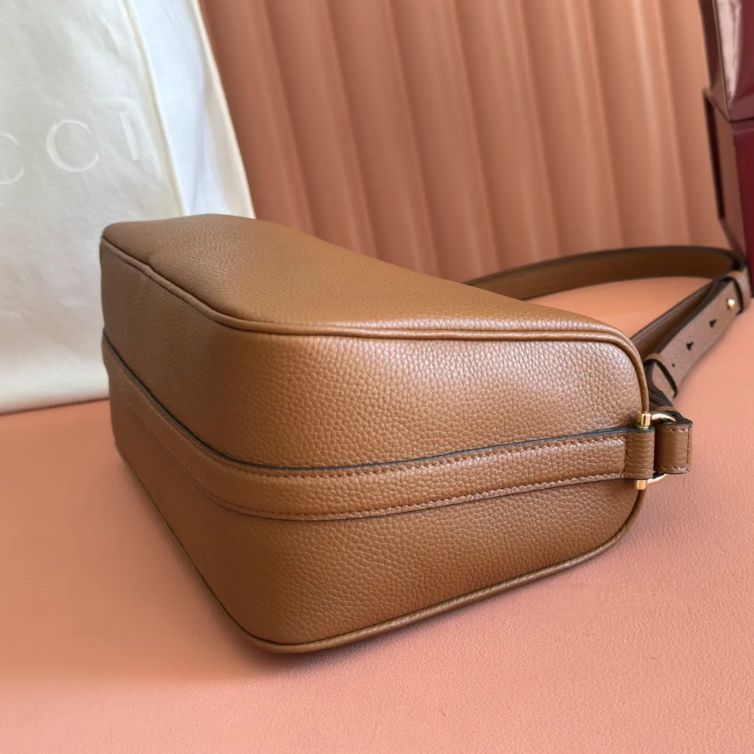 p1220💋💋💋【Original configuration counter full set packaging】Renewedly presents the Gucci Half Horsebit series, reinterpreting one of the brand's most iconic elements in a modern style. The collection cleverly combines relaxed silhouettes with the iconic half-horsebit hardware, which gives rise to its name. Ivory grained soft leather Gold-tone hardware White linen-cotton blend lining Half horsebit closure Interior: One open pocket Adjustable cowhide leather shoulder strap (height: 32cm - 34cm; length: 66cm - 73cm) Zip closure Ident: 860787. Dimensions: 31.5cm (width) x 17cm (height) x 12cm (depth) Weight: approx. 0.7kg