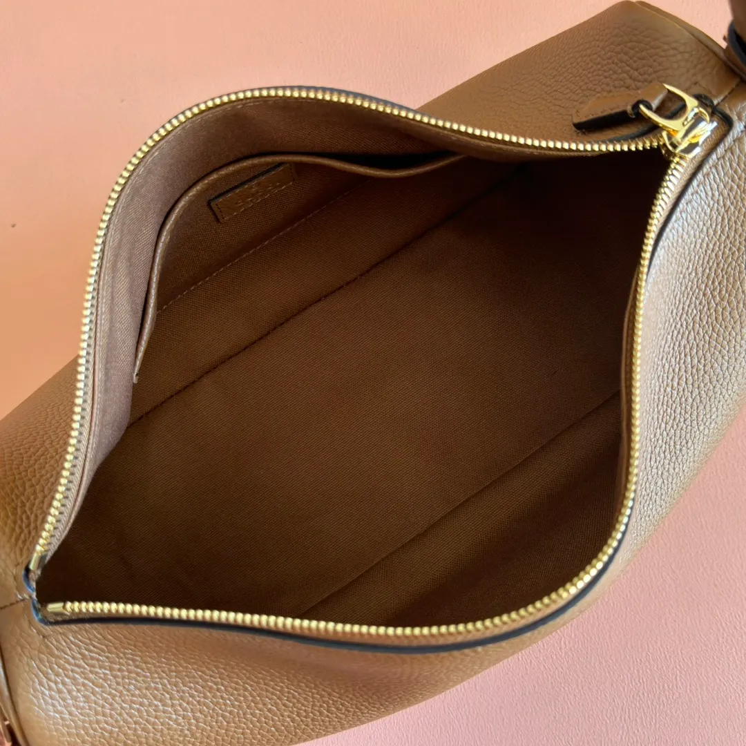 p1220💋💋💋【Original configuration counter full set packaging】Renewedly presents the Gucci Half Horsebit series, reinterpreting one of the brand's most iconic elements in a modern style. The collection cleverly combines relaxed silhouettes with the iconic half-horsebit hardware, which gives rise to its name. Ivory grained soft leather Gold-tone hardware White linen-cotton blend lining Half horsebit closure Interior: One open pocket Adjustable cowhide leather shoulder strap (height: 32cm - 34cm; length: 66cm - 73cm) Zip closure Ident: 860787. Dimensions: 31.5cm (width) x 17cm (height) x 12cm (depth) Weight: approx. 0.7kg